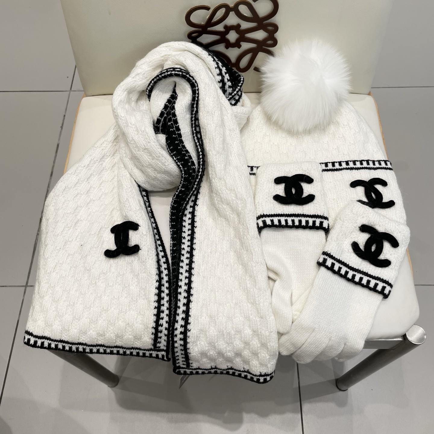 Chanel香奈儿【羊毛三件套套装】帽子➕围巾➕手套！配狐狸毛线帽经典套装帽子！暖暖哒超级舒服～冬日小姐