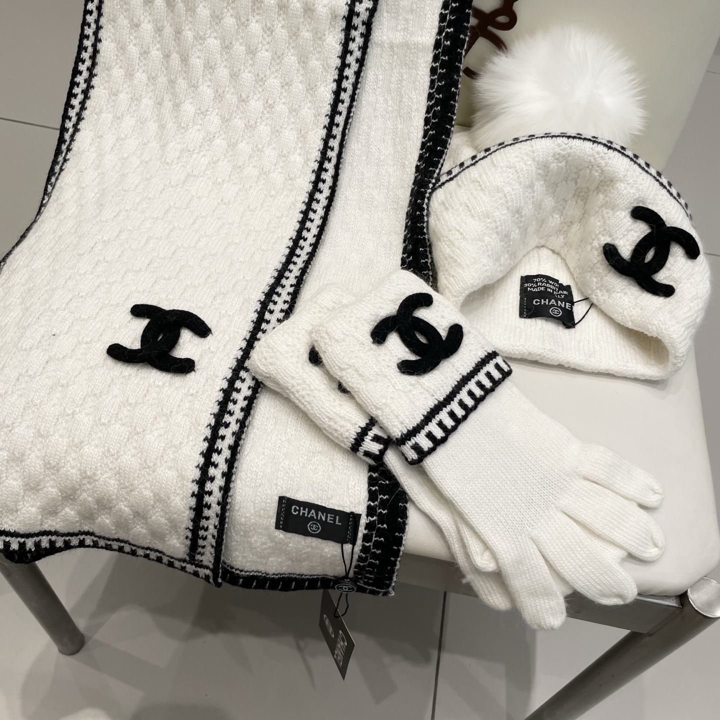 Chanel香奈儿【羊毛三件套套装】帽子➕围巾➕手套！配狐狸毛线帽经典套装帽子！暖暖哒超级舒服～冬日小姐