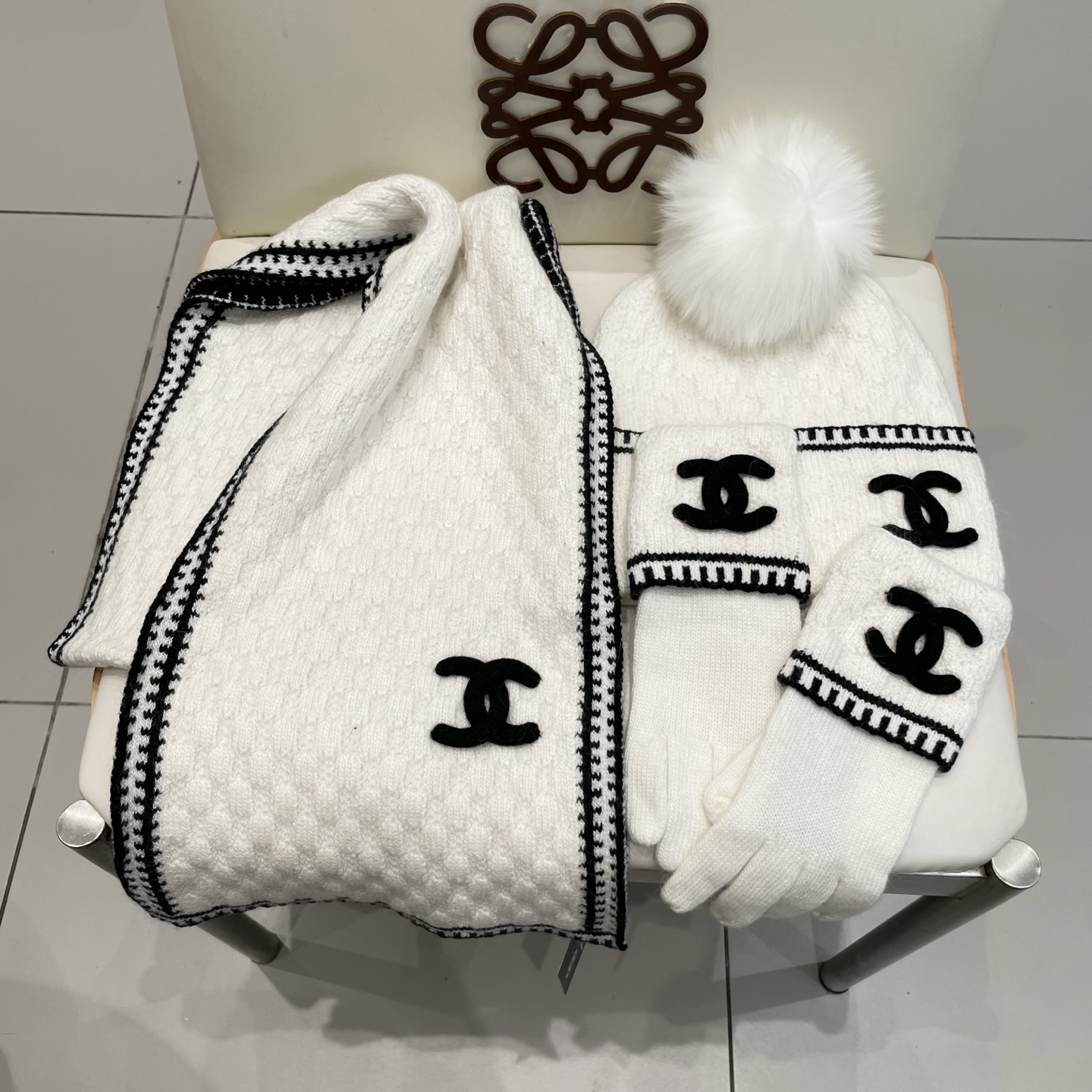 Chanel香奈儿【羊毛三件套套装】帽子➕围巾➕手套！配狐狸毛线帽经典套装帽子！暖暖哒超级舒服～冬日小姐