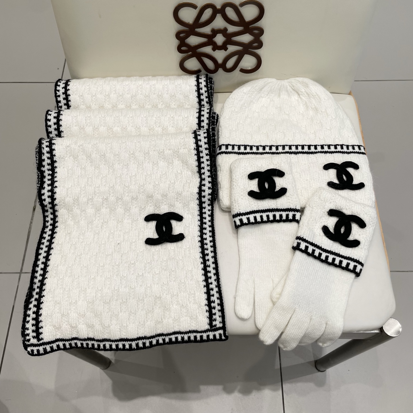 Chanel香奈儿【羊毛三件套套装】帽子➕围巾➕手套！配狐狸毛线帽经典套装帽子！暖暖哒超级舒服～冬日小姐