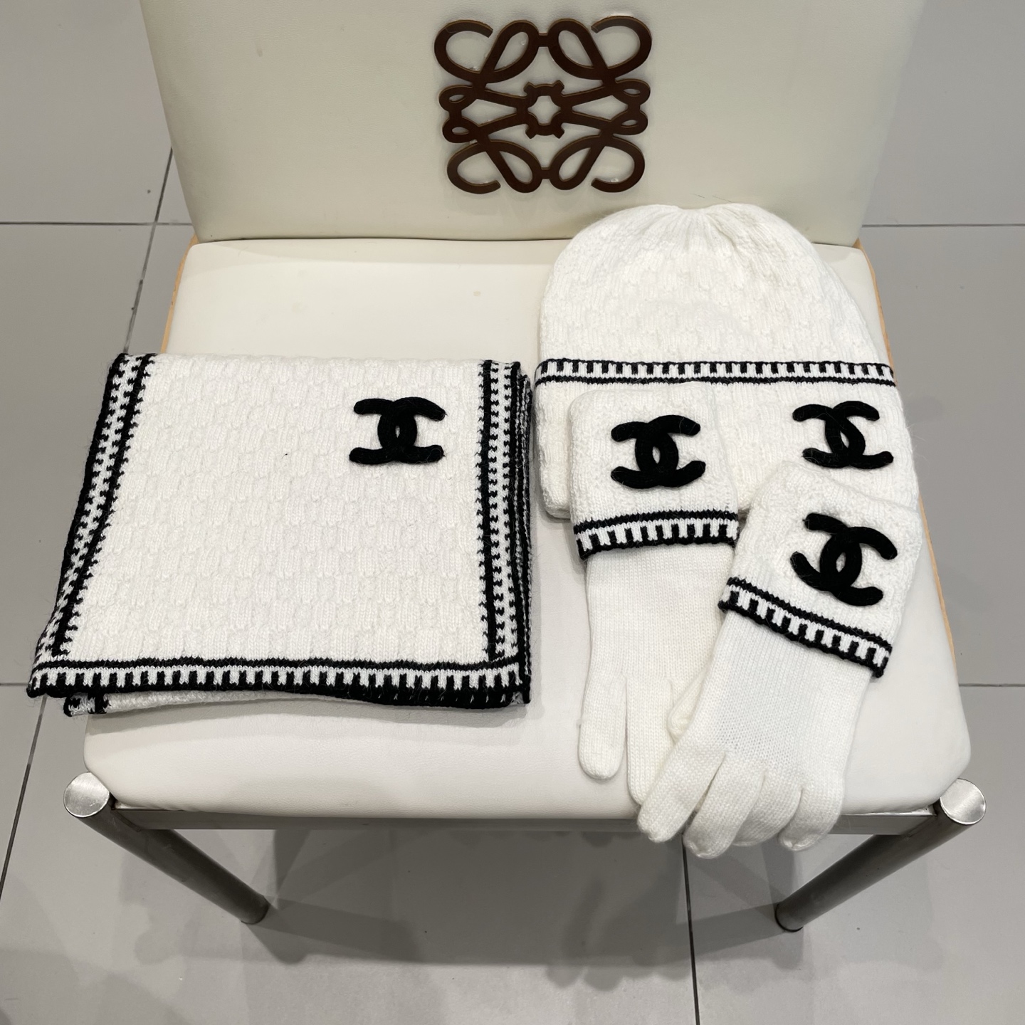 Chanel香奈儿【羊毛三件套套装】帽子➕围巾➕手套！配狐狸毛线帽经典套装帽子！暖暖哒超级舒服～冬日小姐