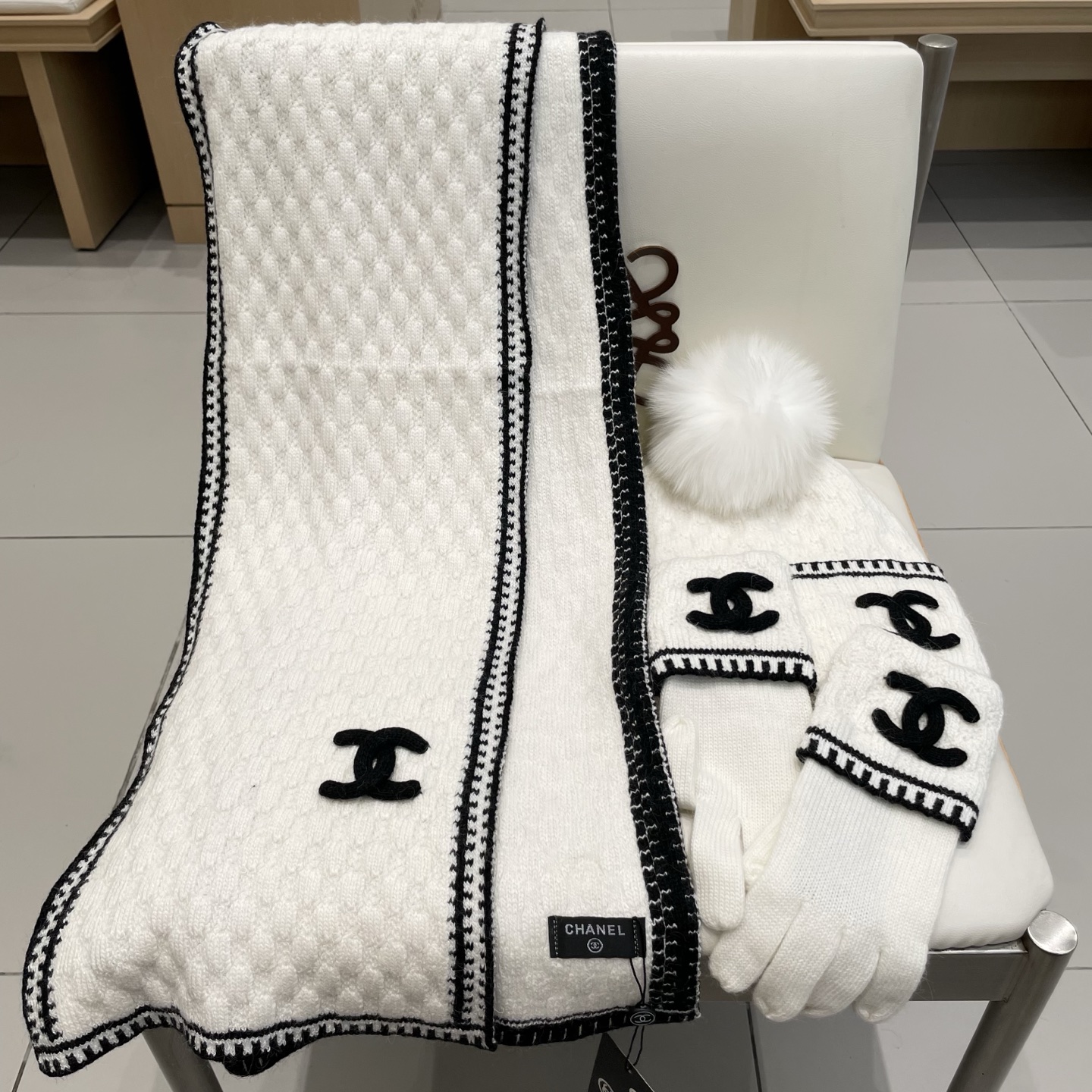 Chanel香奈儿【羊毛三件套套装】帽子➕围巾➕手套！配狐狸毛线帽经典套装帽子！暖暖哒超级舒服～冬日小姐