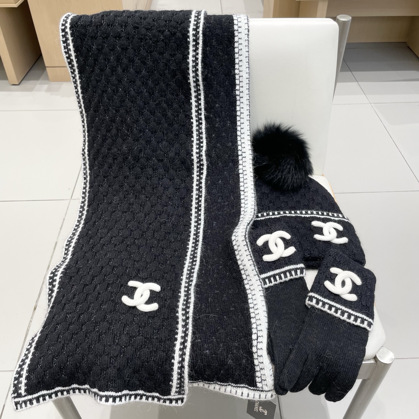 Chanel香奈儿【羊毛三件套套装】帽子➕围巾➕手套！配狐狸毛线帽经典套装帽子！暖暖哒超级舒服～冬日小姐