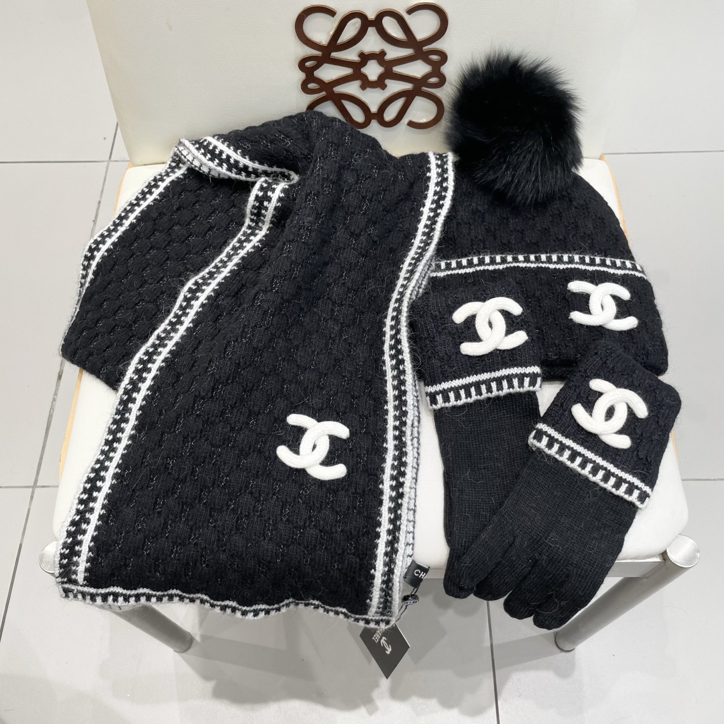 Chanel香奈儿【羊毛三件套套装】帽子➕围巾➕手套！配狐狸毛线帽经典套装帽子！暖暖哒超级舒服～冬日小姐