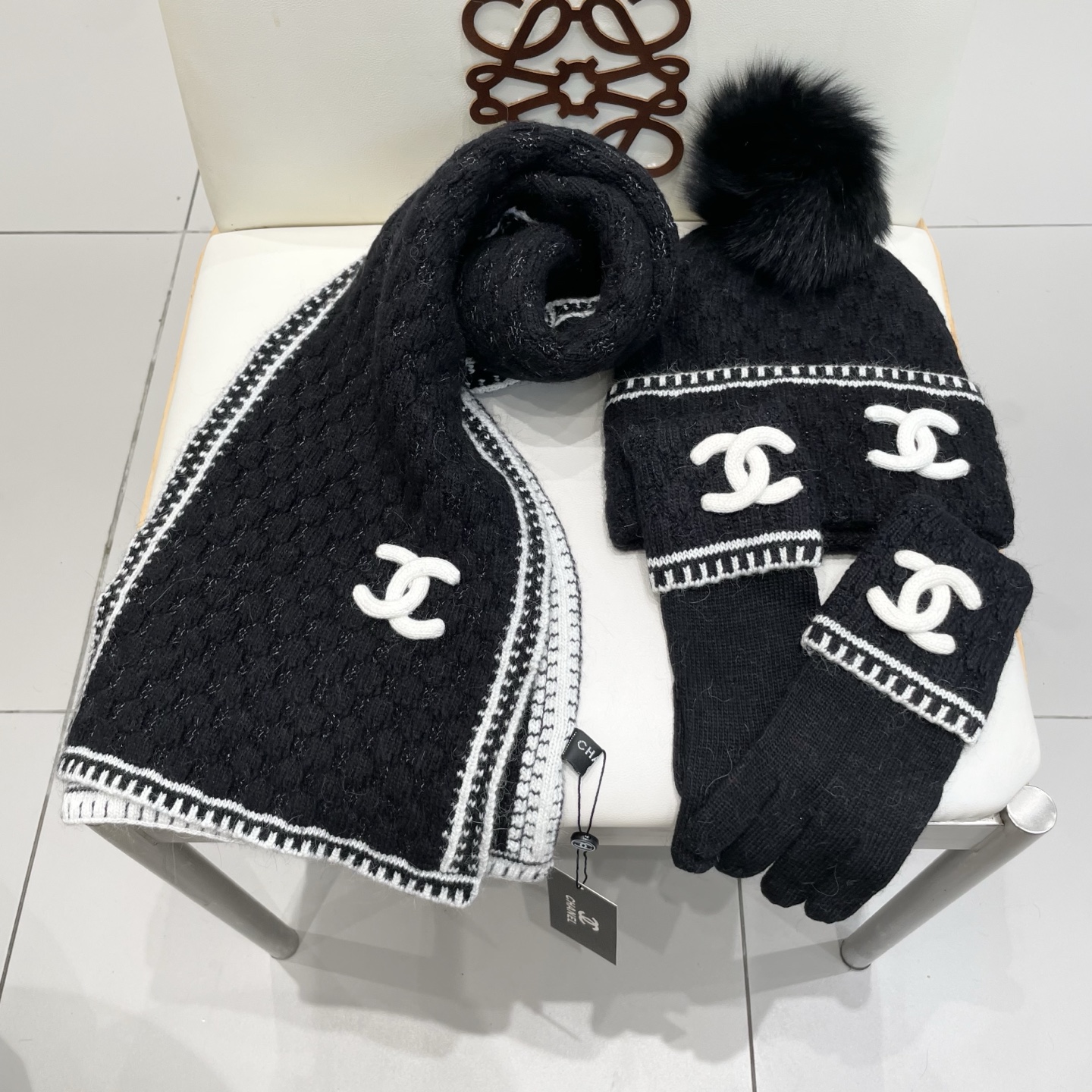 Chanel香奈儿【羊毛三件套套装】帽子➕围巾➕手套！配狐狸毛线帽经典套装帽子！暖暖哒超级舒服～冬日小姐