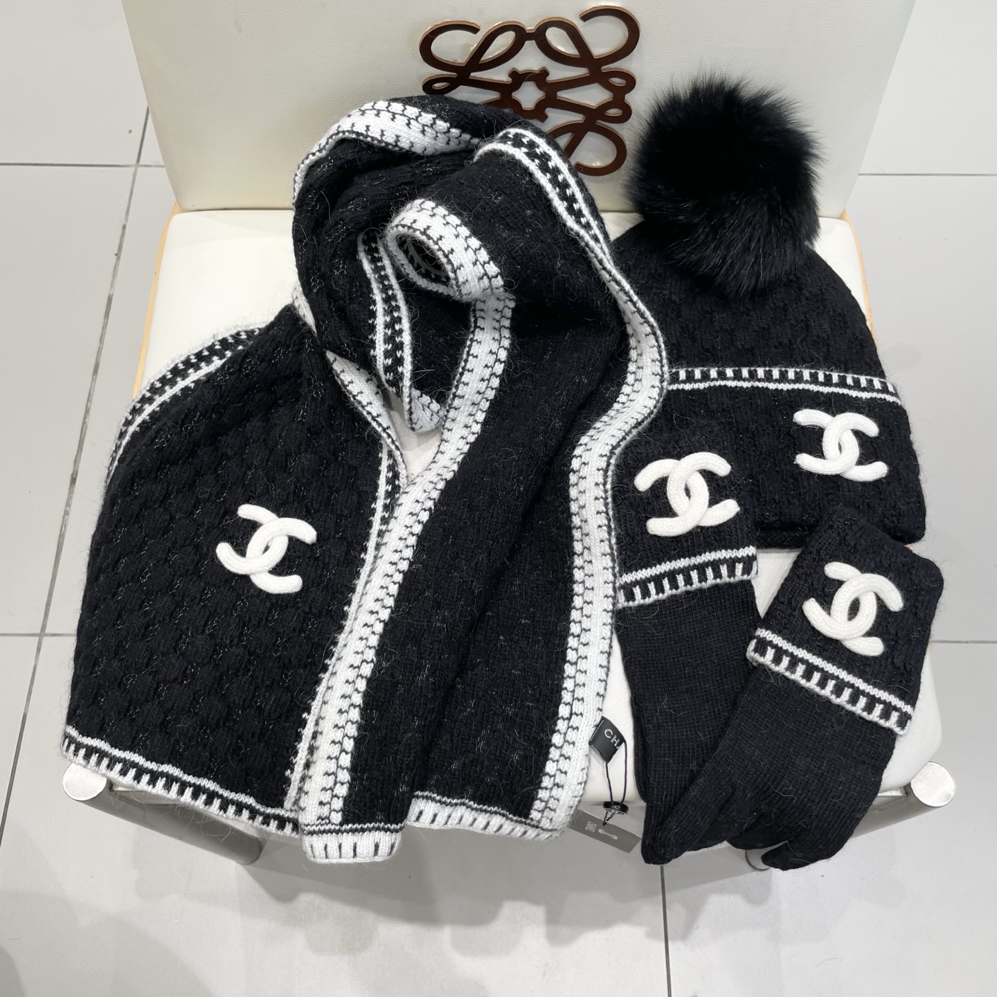 Chanel香奈儿【羊毛三件套套装】帽子➕围巾➕手套！配狐狸毛线帽经典套装帽子！暖暖哒超级舒服～冬日小姐