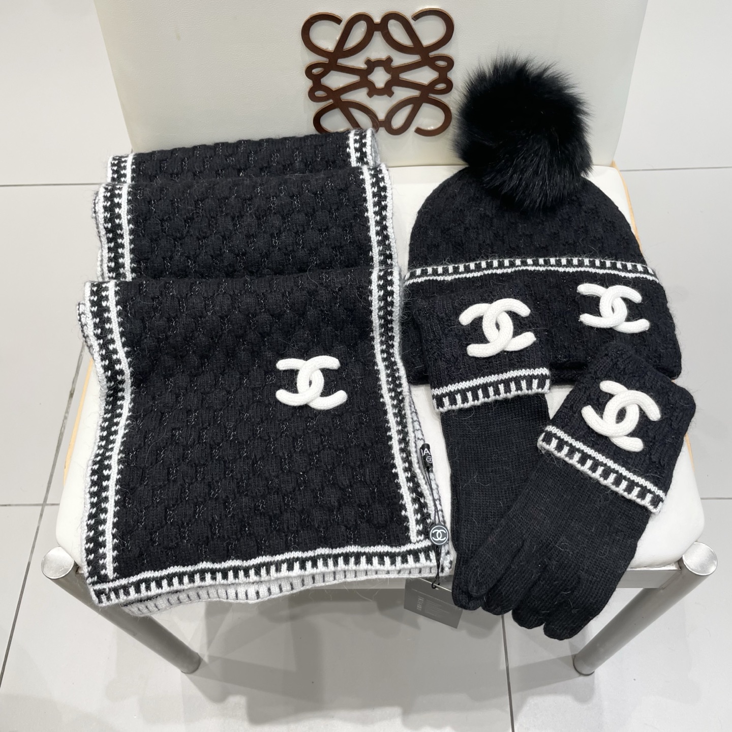 Chanel香奈儿【羊毛三件套套装】帽子➕围巾➕手套！配狐狸毛线帽经典套装帽子！暖暖哒超级舒服～冬日小姐