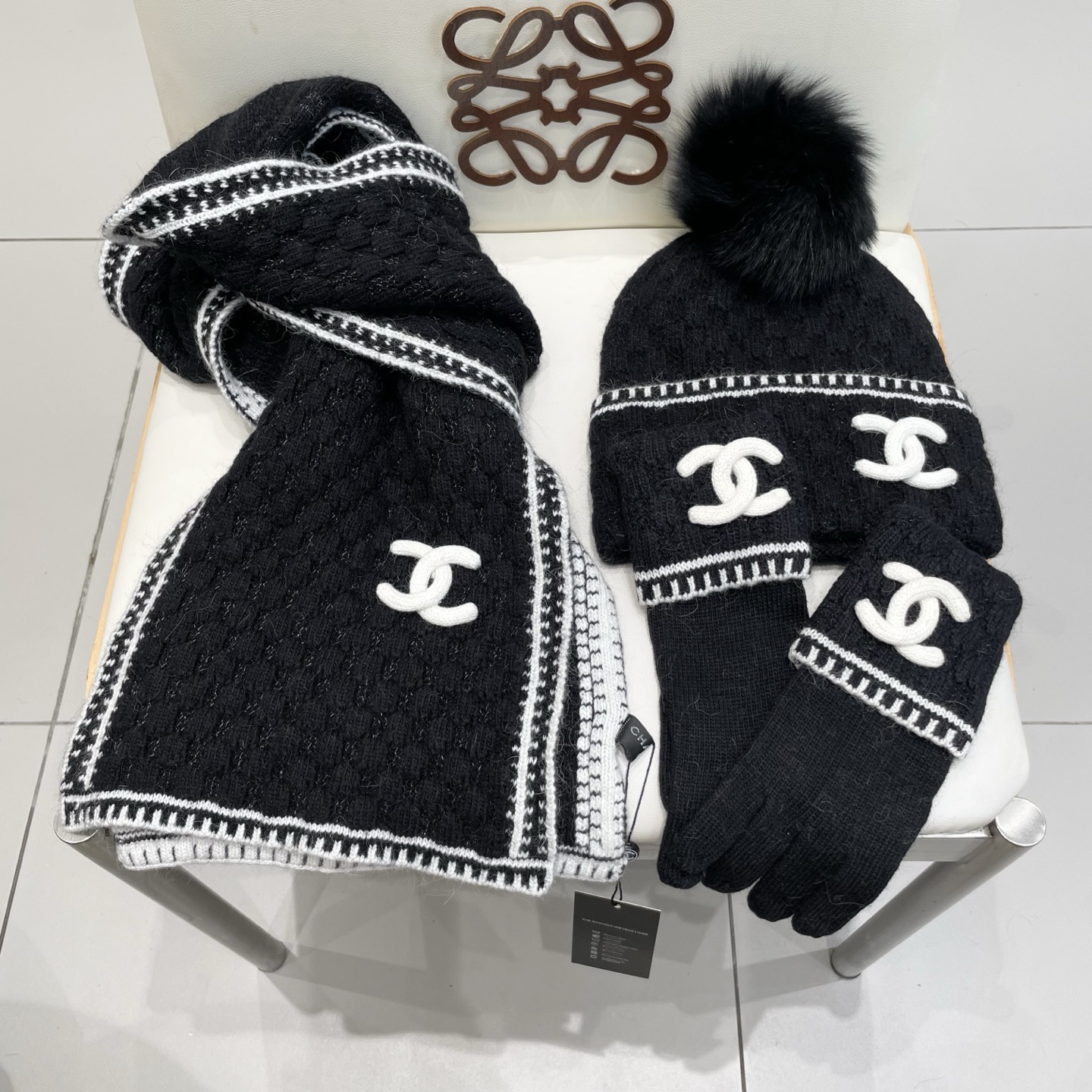 Chanel香奈儿【羊毛三件套套装】帽子➕围巾➕手套！配狐狸毛线帽经典套装帽子！暖暖哒超级舒服～冬日小姐