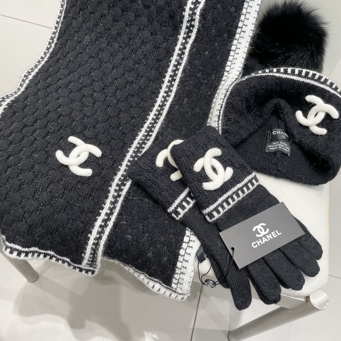 Chanel香奈儿【羊毛三件套套装】帽子➕围巾➕手套！配狐狸毛线帽经典套装帽子！暖暖哒超级舒服～冬日小姐