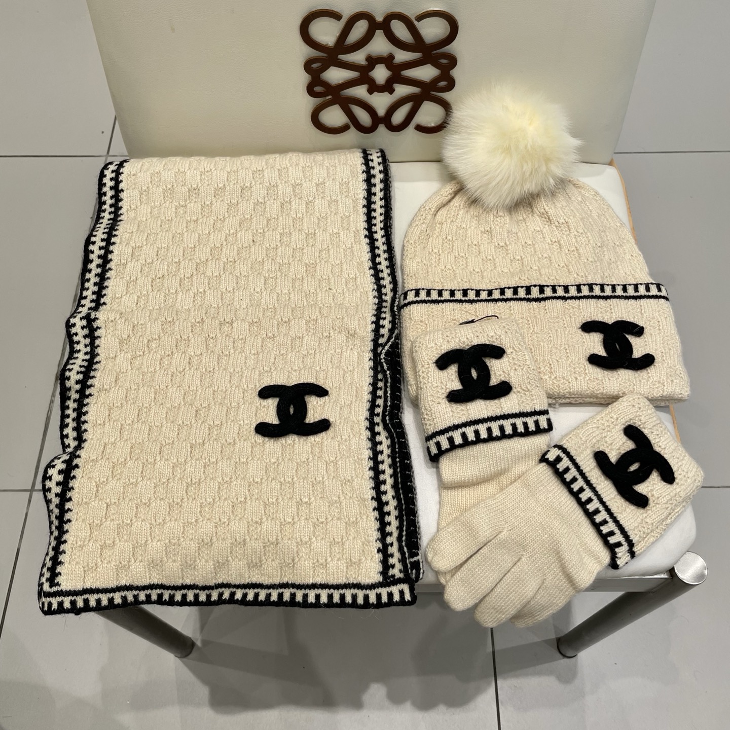 Chanel香奈儿【羊毛三件套套装】帽子➕围巾➕手套！配狐狸毛线帽经典套装帽子！暖暖哒超级舒服～冬日小姐