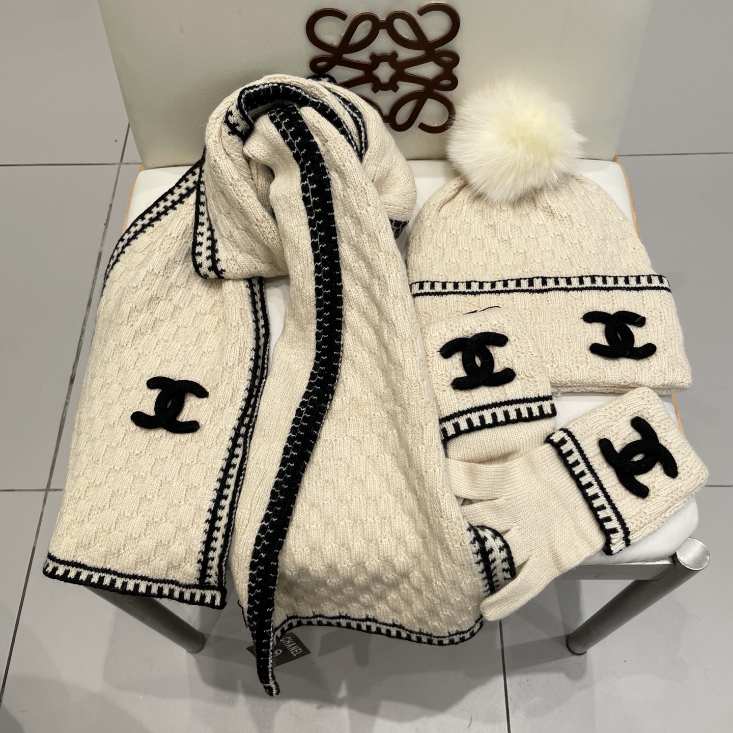 Chanel香奈儿【羊毛三件套套装】帽子➕围巾➕手套！配狐狸毛线帽经典套装帽子！暖暖哒超级舒服～冬日小姐