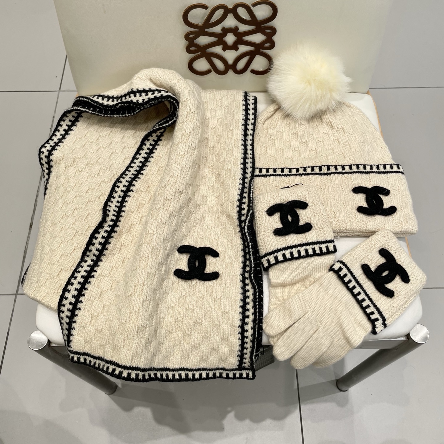 Chanel香奈儿【羊毛三件套套装】帽子➕围巾➕手套！配狐狸毛线帽经典套装帽子！暖暖哒超级舒服～冬日小姐