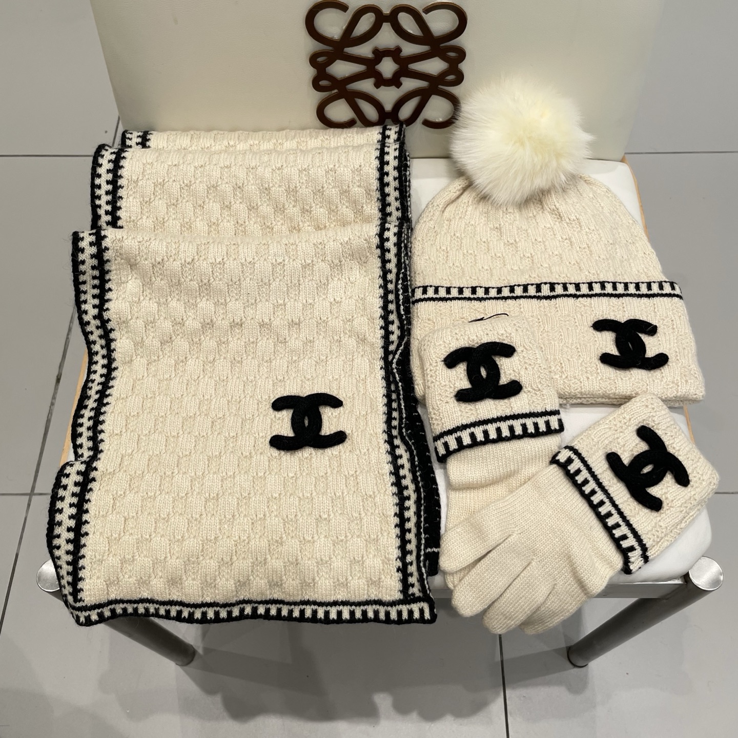 Chanel香奈儿【羊毛三件套套装】帽子➕围巾➕手套！配狐狸毛线帽经典套装帽子！暖暖哒超级舒服～冬日小姐