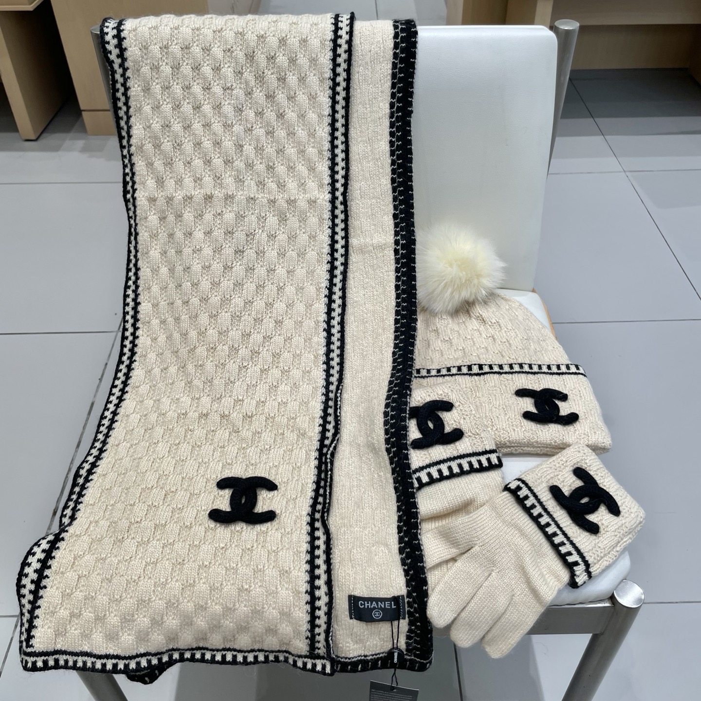 Chanel香奈儿【羊毛三件套套装】帽子➕围巾➕手套！配狐狸毛线帽经典套装帽子！暖暖哒超级舒服～冬日小姐