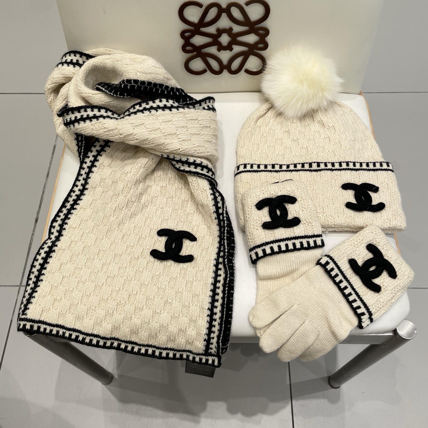 Chanel香奈儿【羊毛三件套套装】帽子➕围巾➕手套！配狐狸毛线帽经典套装帽子！暖暖哒超级舒服～冬日小姐