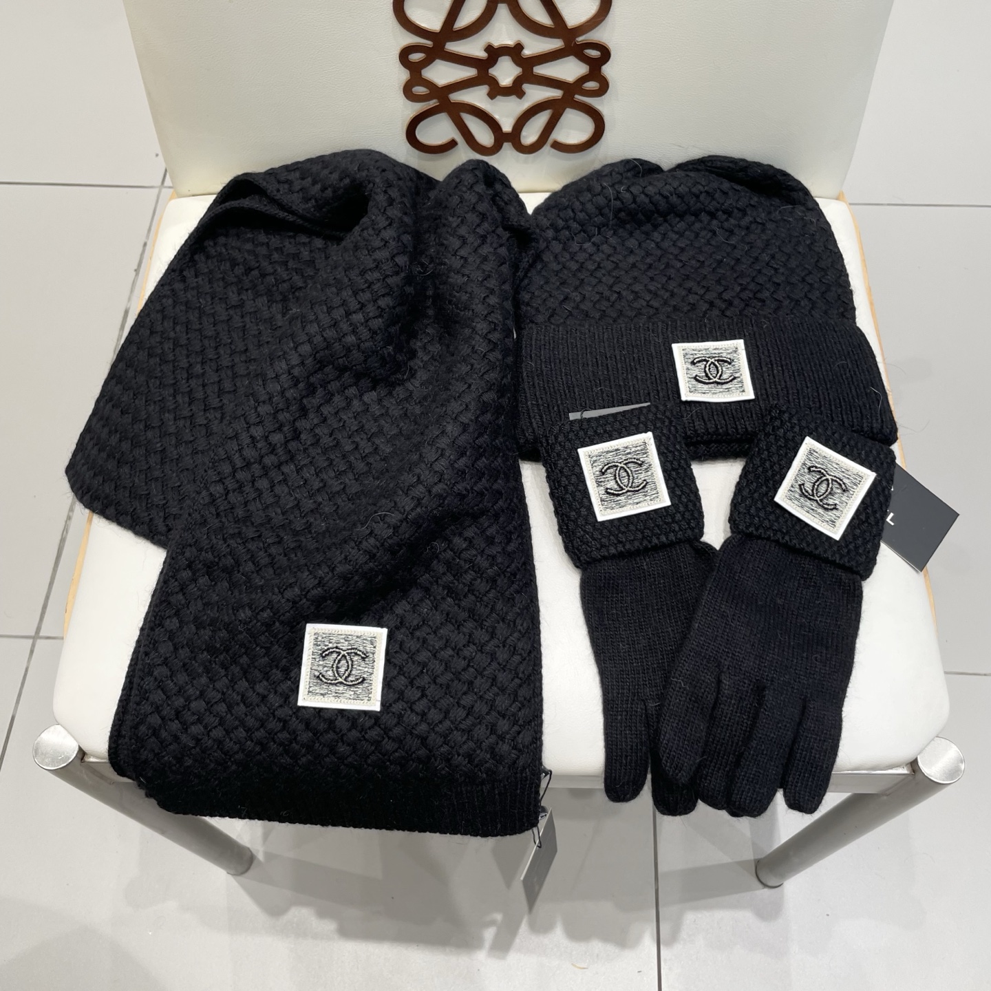 Chanel香奈儿【羊毛三件套套装】帽子➕围巾➕手套！经典套装帽子！暖暖哒超级舒服～冬日小姐姐减龄神器哦