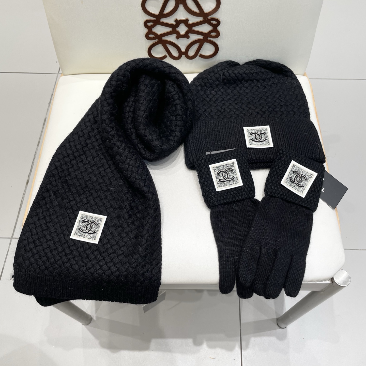 Chanel香奈儿【羊毛三件套套装】帽子➕围巾➕手套！经典套装帽子！暖暖哒超级舒服～冬日小姐姐减龄神器哦