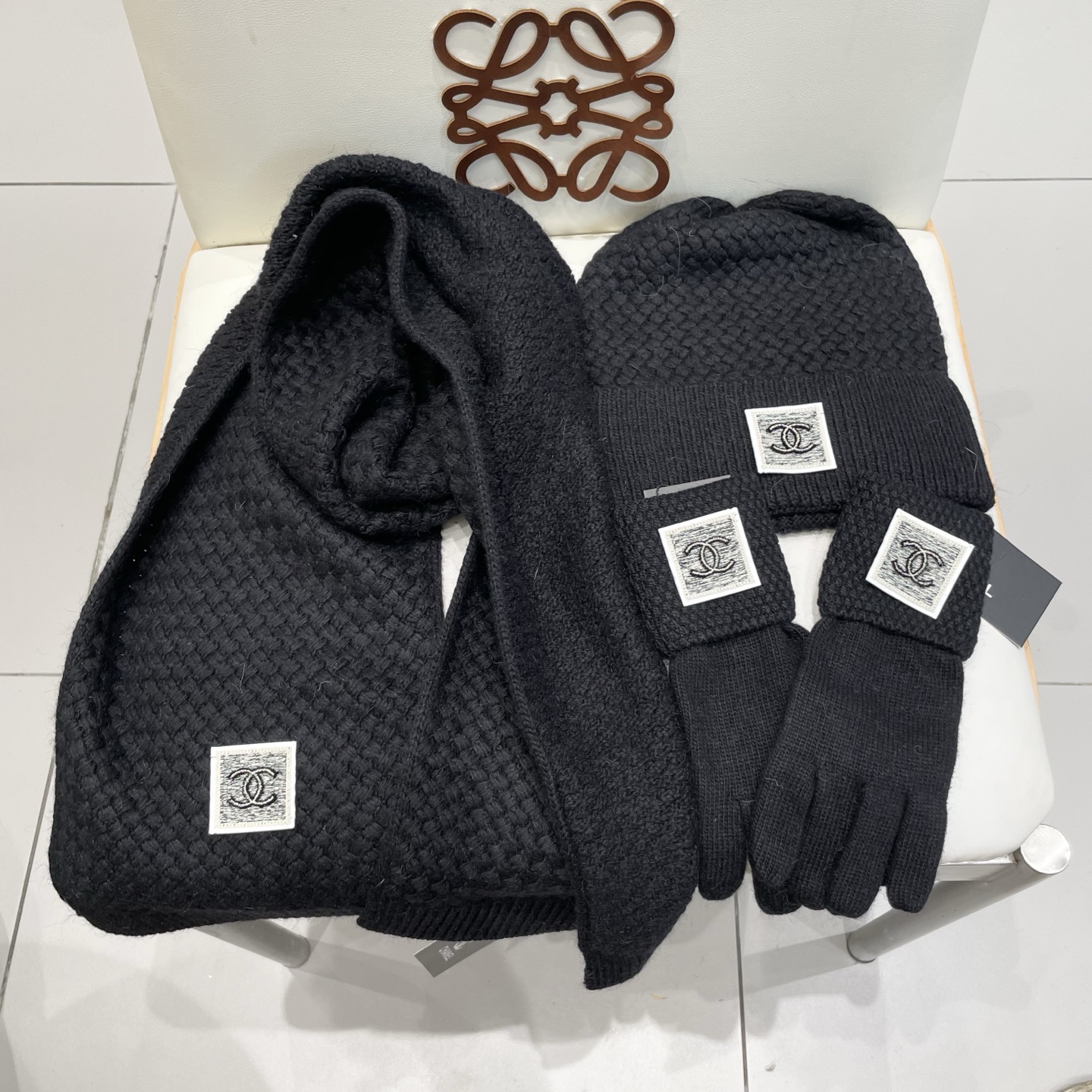 Chanel香奈儿【羊毛三件套套装】帽子➕围巾➕手套！经典套装帽子！暖暖哒超级舒服～冬日小姐姐减龄神器哦