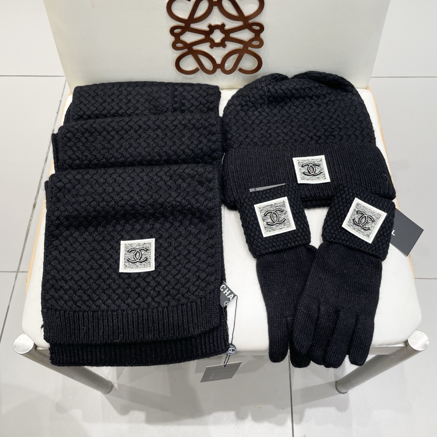 Chanel香奈儿【羊毛三件套套装】帽子➕围巾➕手套！经典套装帽子！暖暖哒超级舒服～冬日小姐姐减龄神器哦