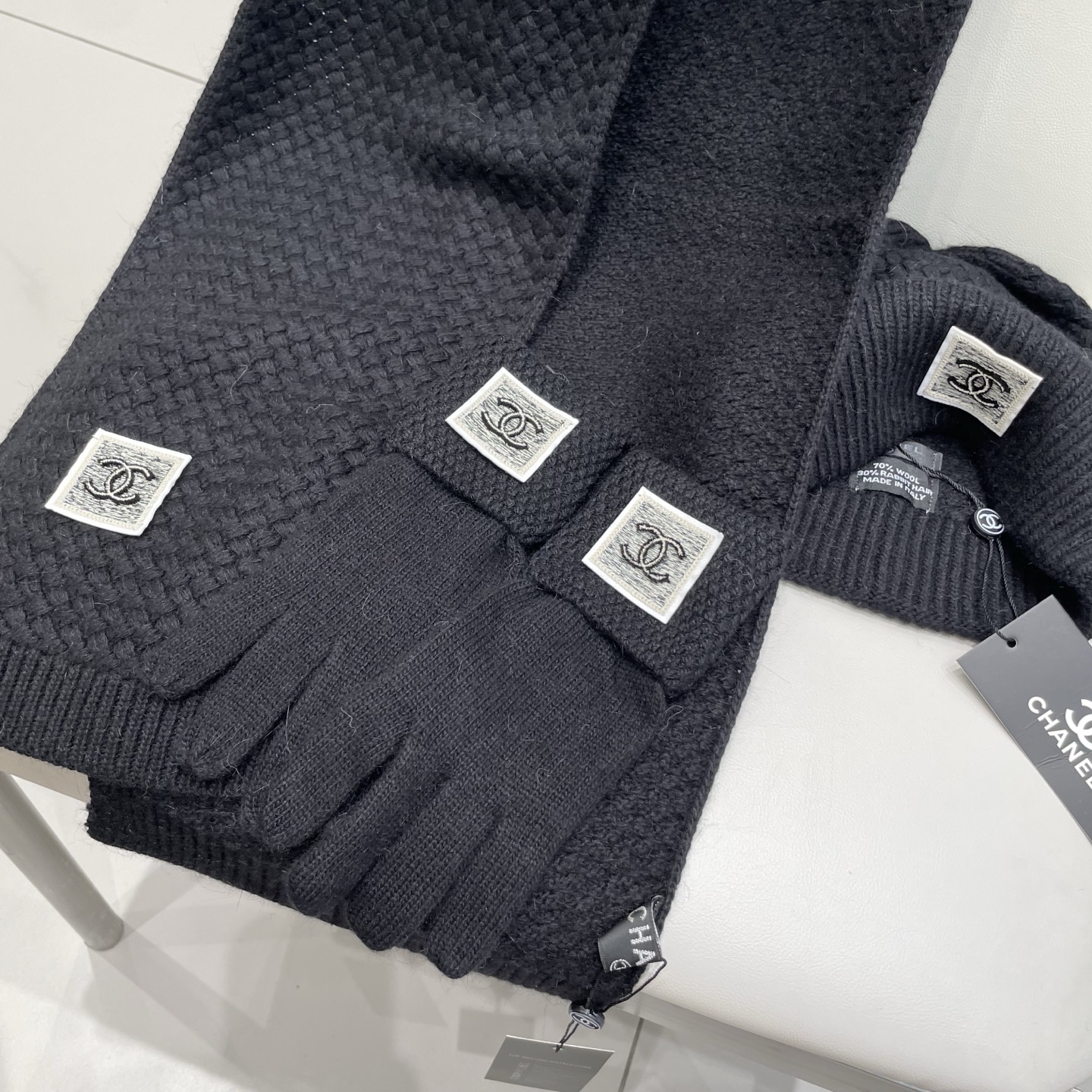 Chanel香奈儿【羊毛三件套套装】帽子➕围巾➕手套！经典套装帽子！暖暖哒超级舒服～冬日小姐姐减龄神器哦