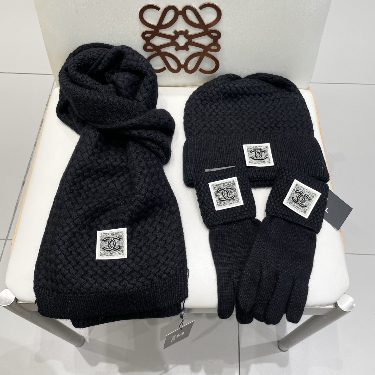 Chanel香奈儿【羊毛三件套套装】帽子➕围巾➕手套！经典套装帽子！暖暖哒超级舒服～冬日小姐姐减龄神器哦