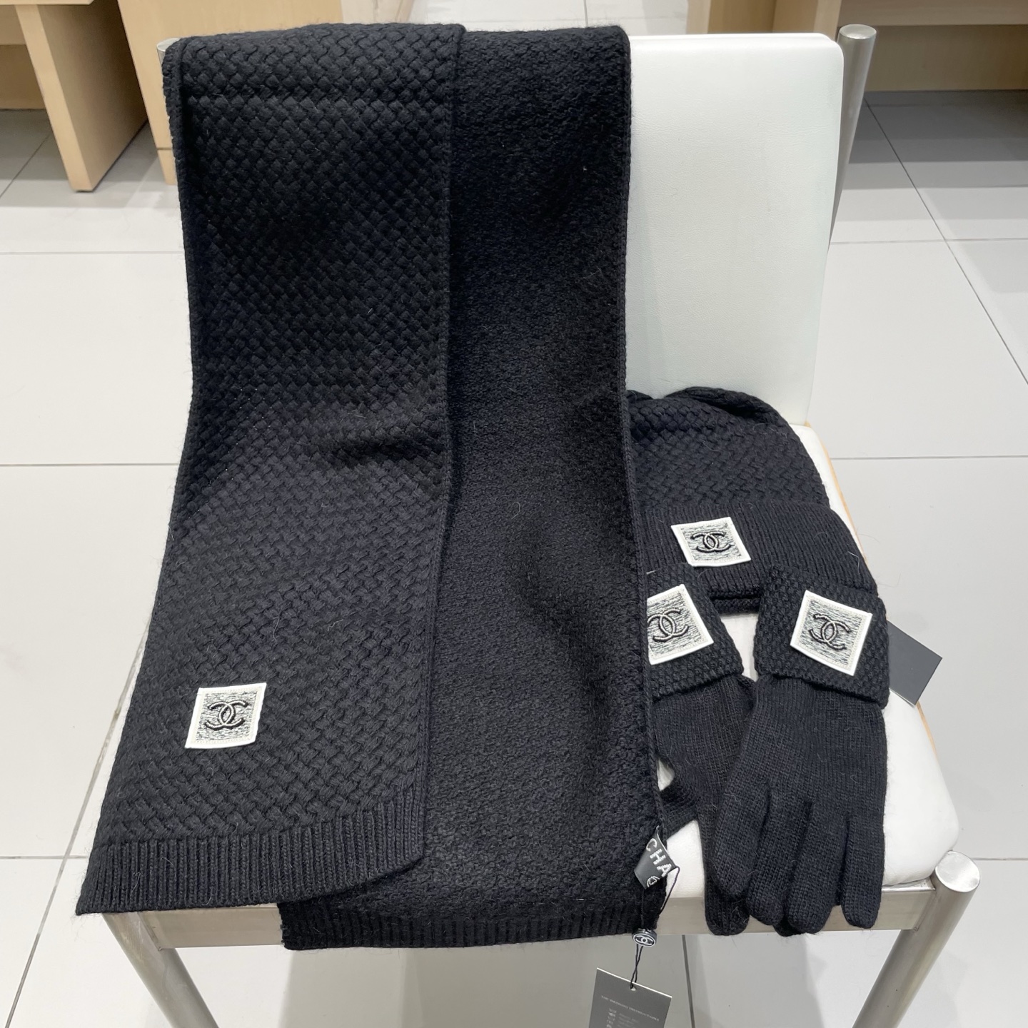 Chanel香奈儿【羊毛三件套套装】帽子➕围巾➕手套！经典套装帽子！暖暖哒超级舒服～冬日小姐姐减龄神器哦