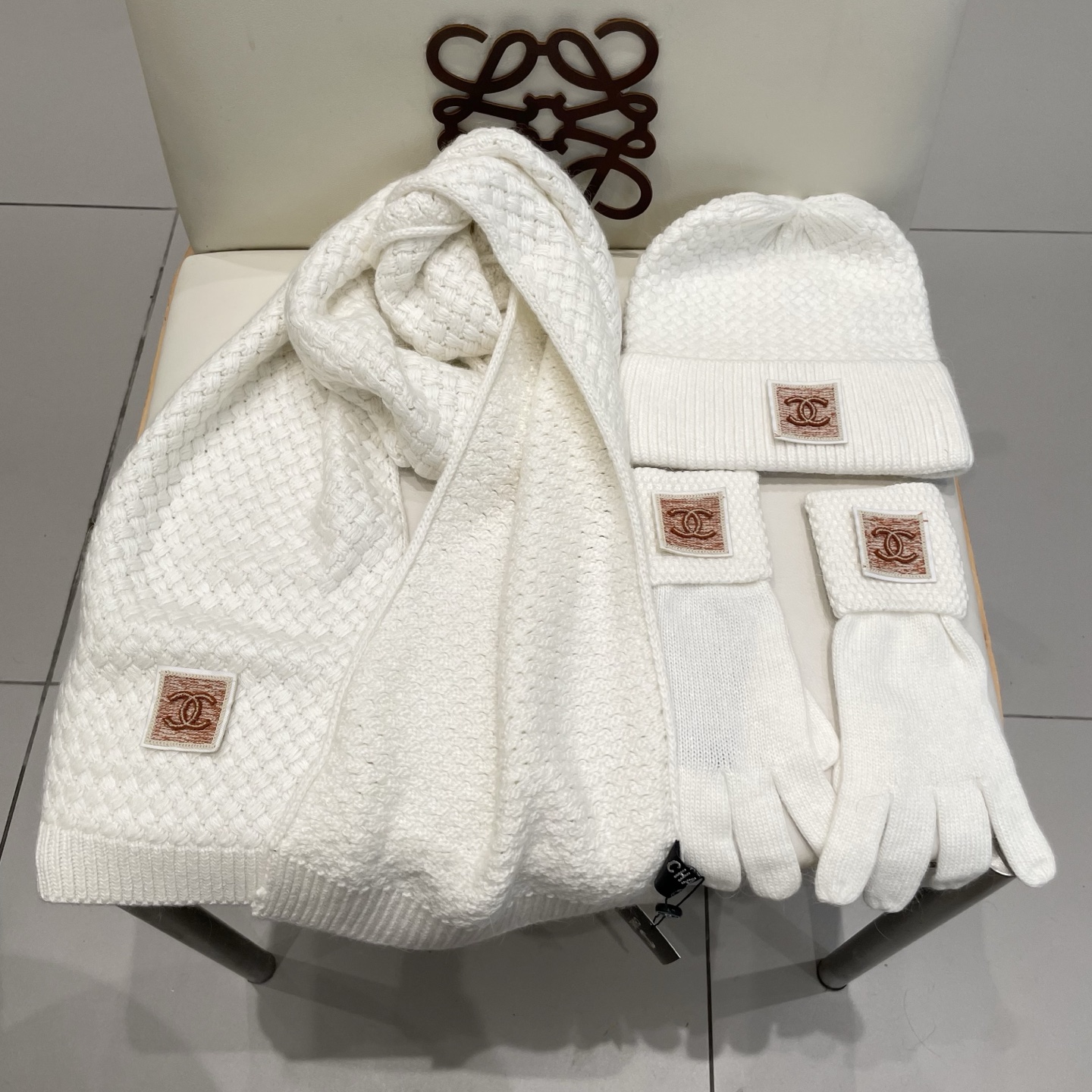 Chanel香奈儿【羊毛三件套套装】帽子➕围巾➕手套！经典套装帽子！暖暖哒超级舒服～冬日小姐姐减龄神器哦
