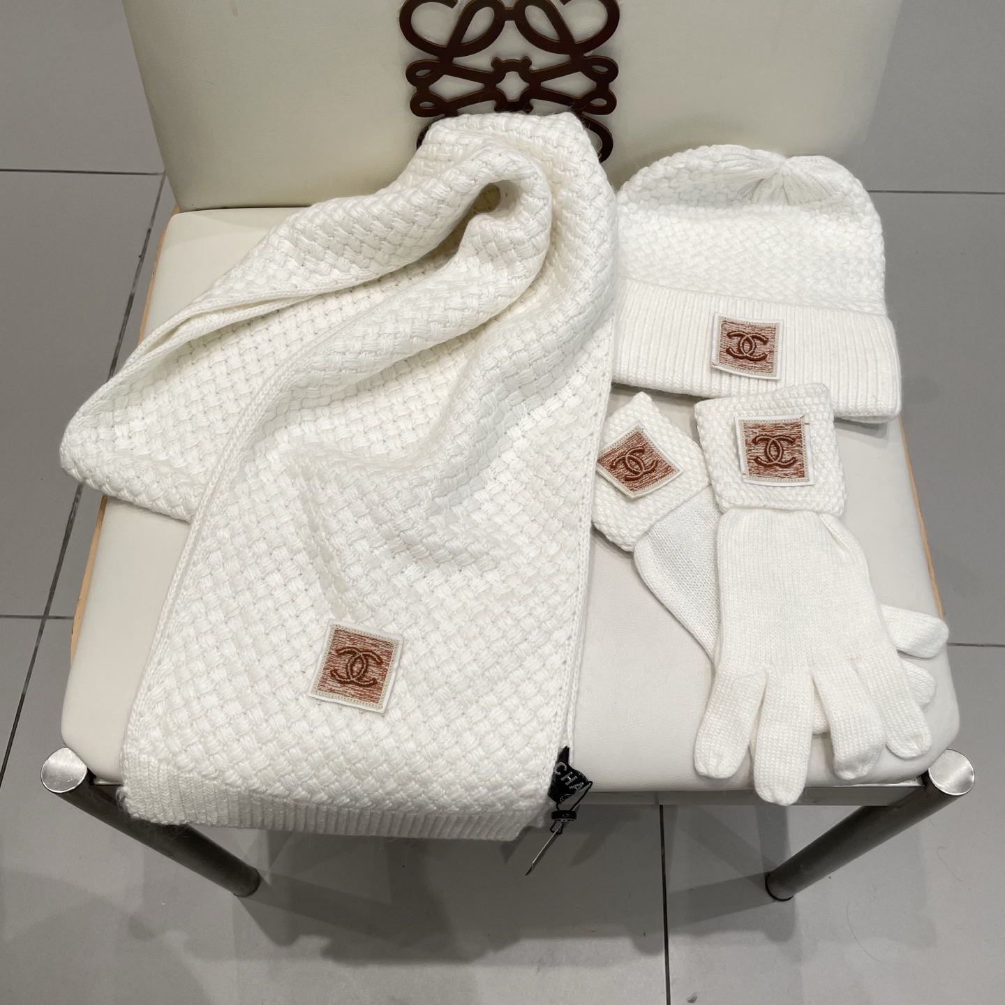 Chanel香奈儿【羊毛三件套套装】帽子➕围巾➕手套！经典套装帽子！暖暖哒超级舒服～冬日小姐姐减龄神器哦