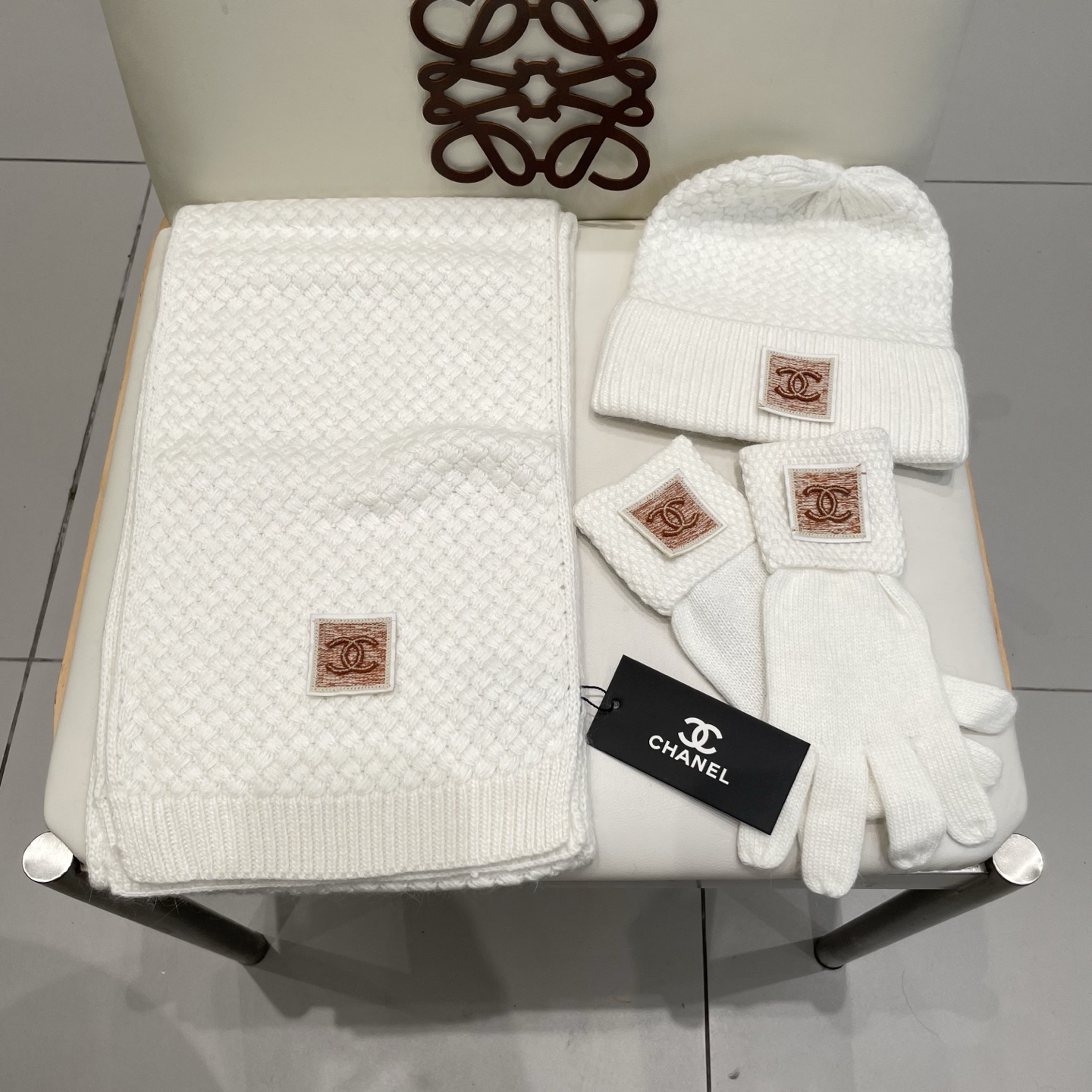 Chanel香奈儿【羊毛三件套套装】帽子➕围巾➕手套！经典套装帽子！暖暖哒超级舒服～冬日小姐姐减龄神器哦