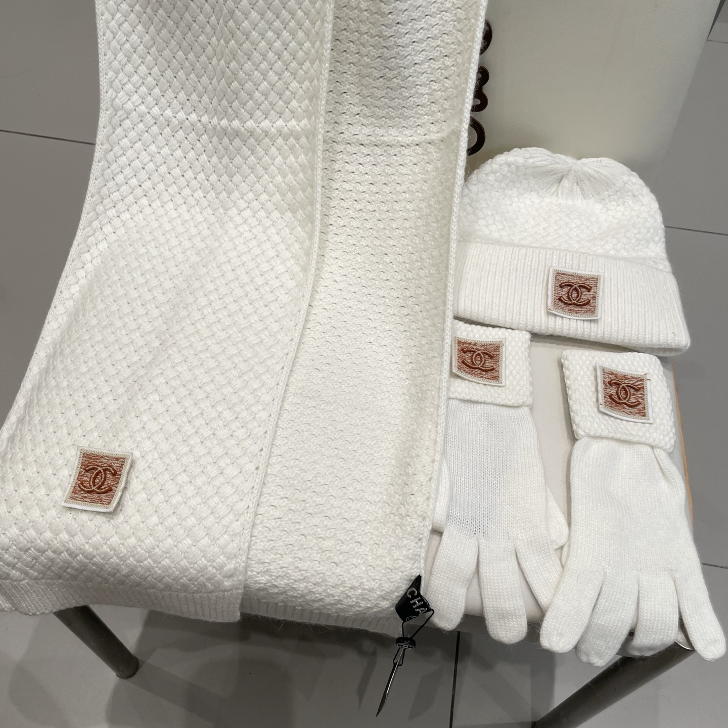 Chanel香奈儿【羊毛三件套套装】帽子➕围巾➕手套！经典套装帽子！暖暖哒超级舒服～冬日小姐姐减龄神器哦