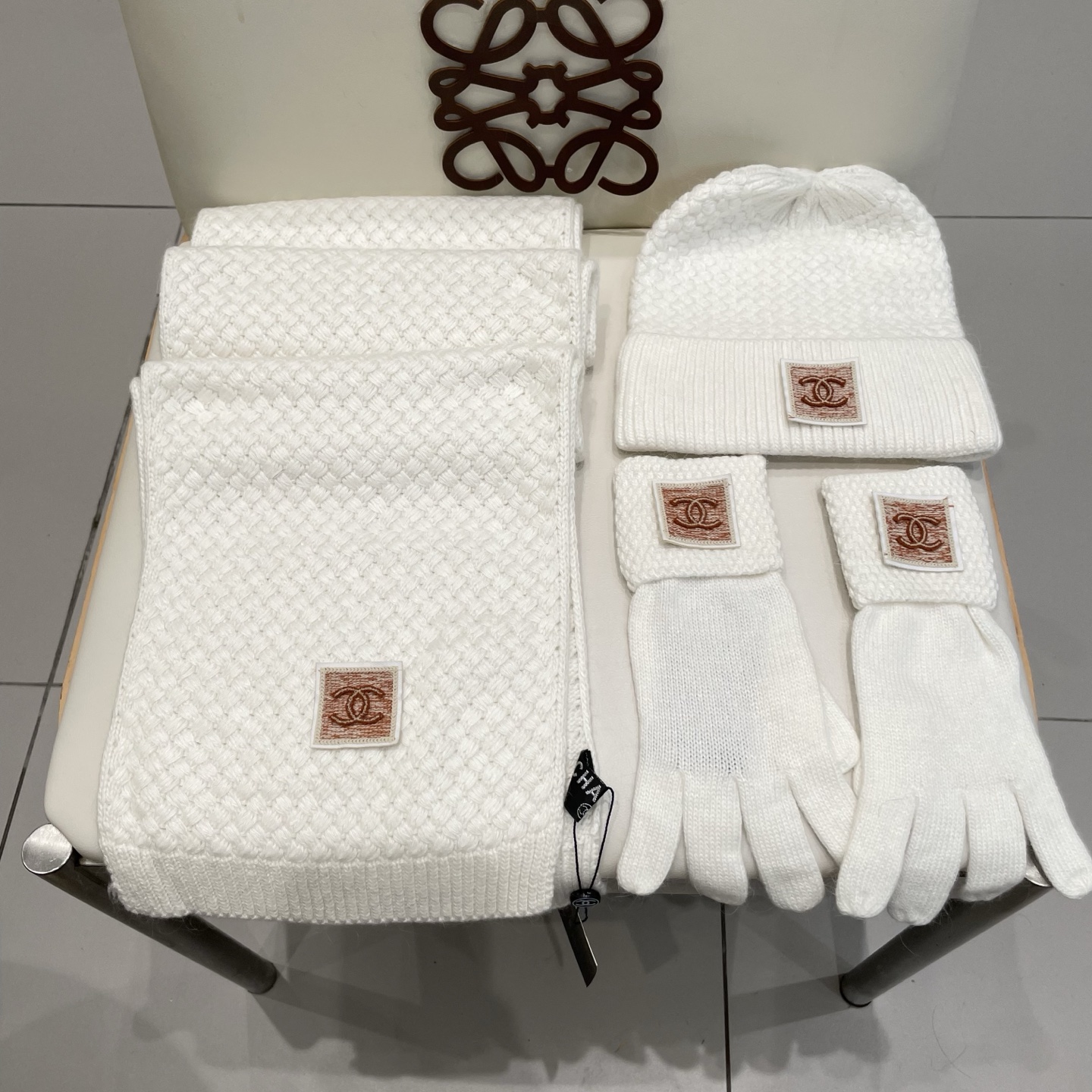 Chanel香奈儿【羊毛三件套套装】帽子➕围巾➕手套！经典套装帽子！暖暖哒超级舒服～冬日小姐姐减龄神器哦