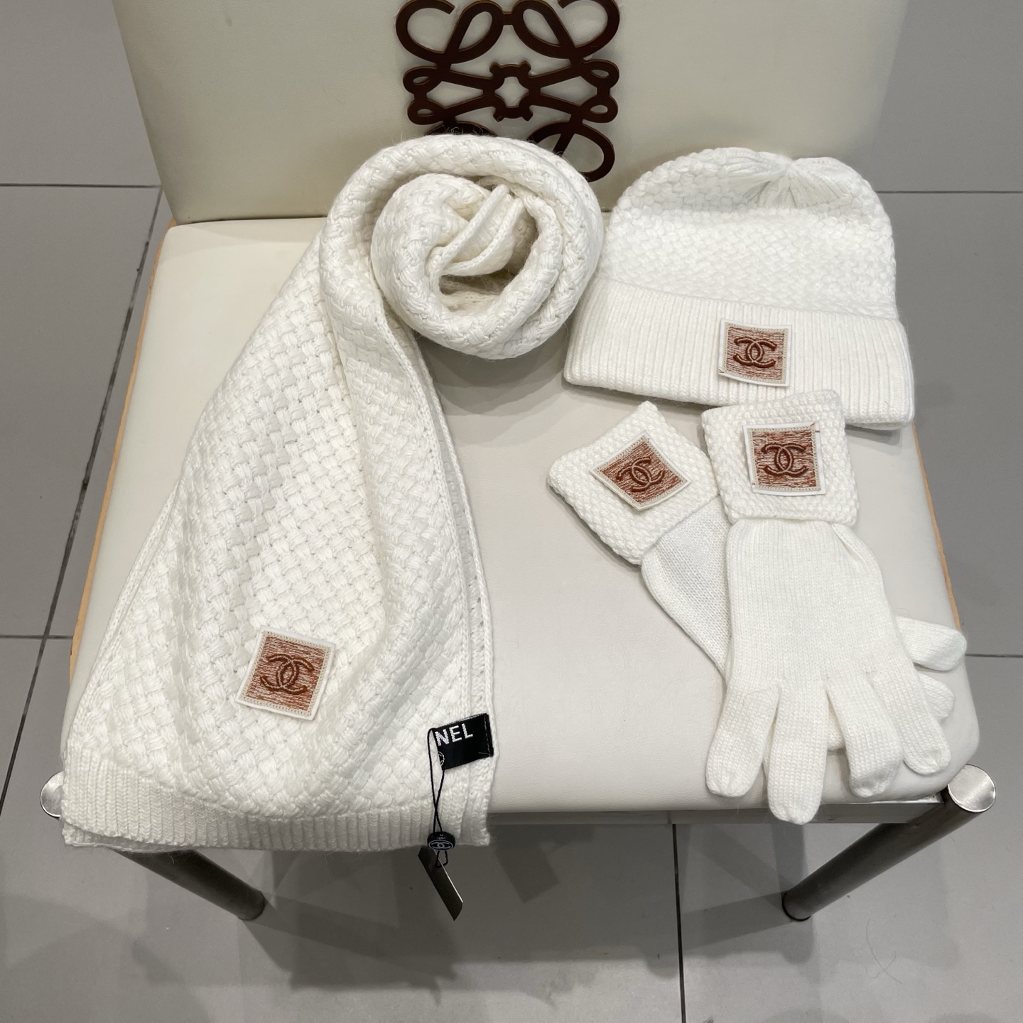 Chanel香奈儿【羊毛三件套套装】帽子➕围巾➕手套！经典套装帽子！暖暖哒超级舒服～冬日小姐姐减龄神器哦