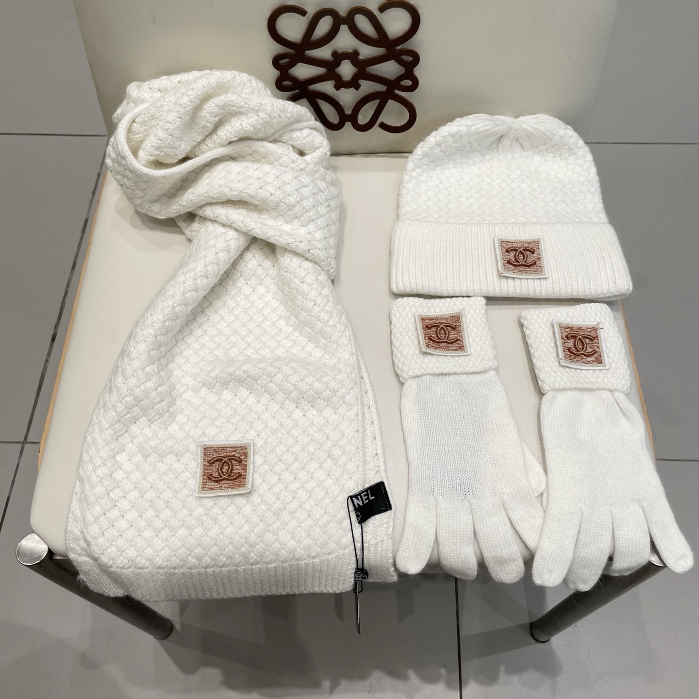 Chanel香奈儿【羊毛三件套套装】帽子➕围巾➕手套！经典套装帽子！暖暖哒超级舒服～冬日小姐姐减龄神器哦