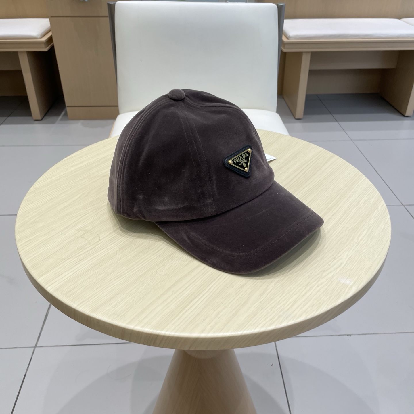 普拉达 三角标棒球帽设计感超强，让人耳目一新头型非常好，可以修饰各种头型，实力百搭款