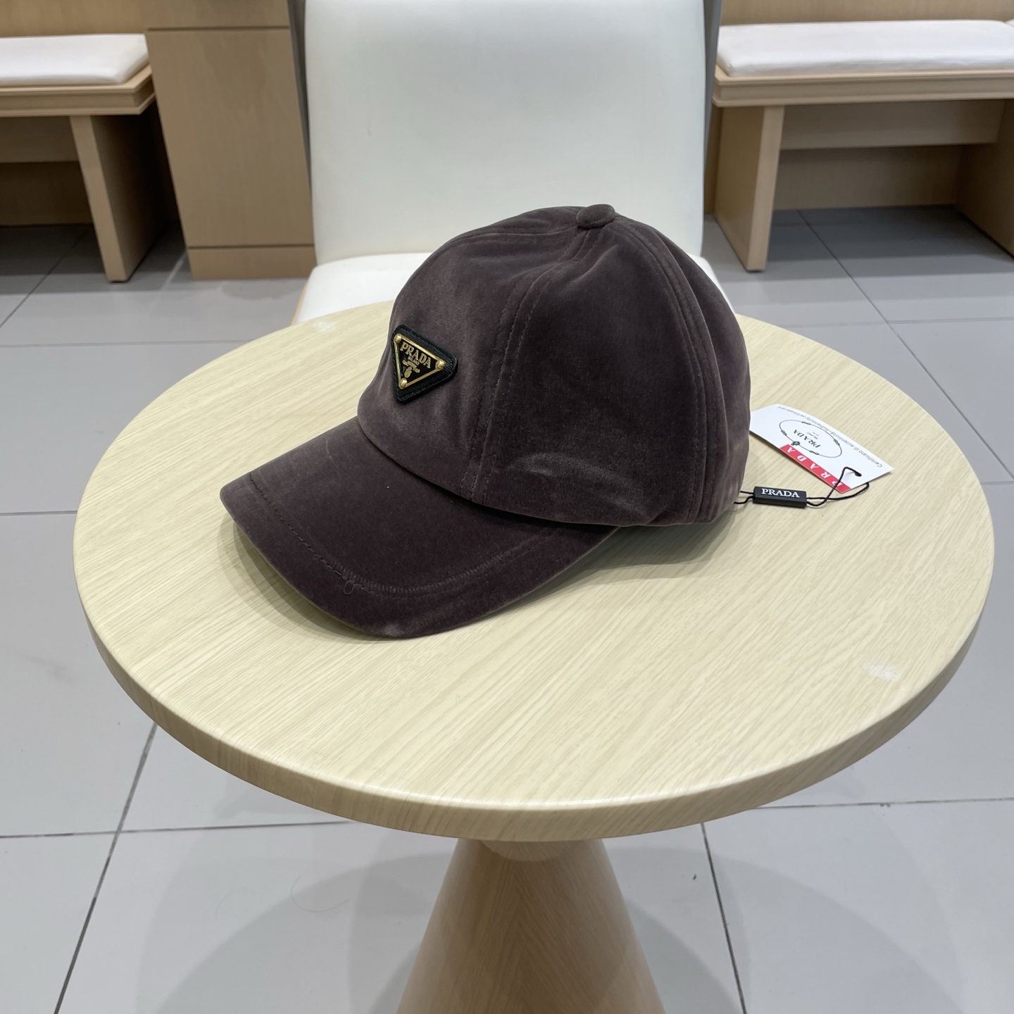 普拉达 三角标棒球帽设计感超强，让人耳目一新头型非常好，可以修饰各种头型，实力百搭款