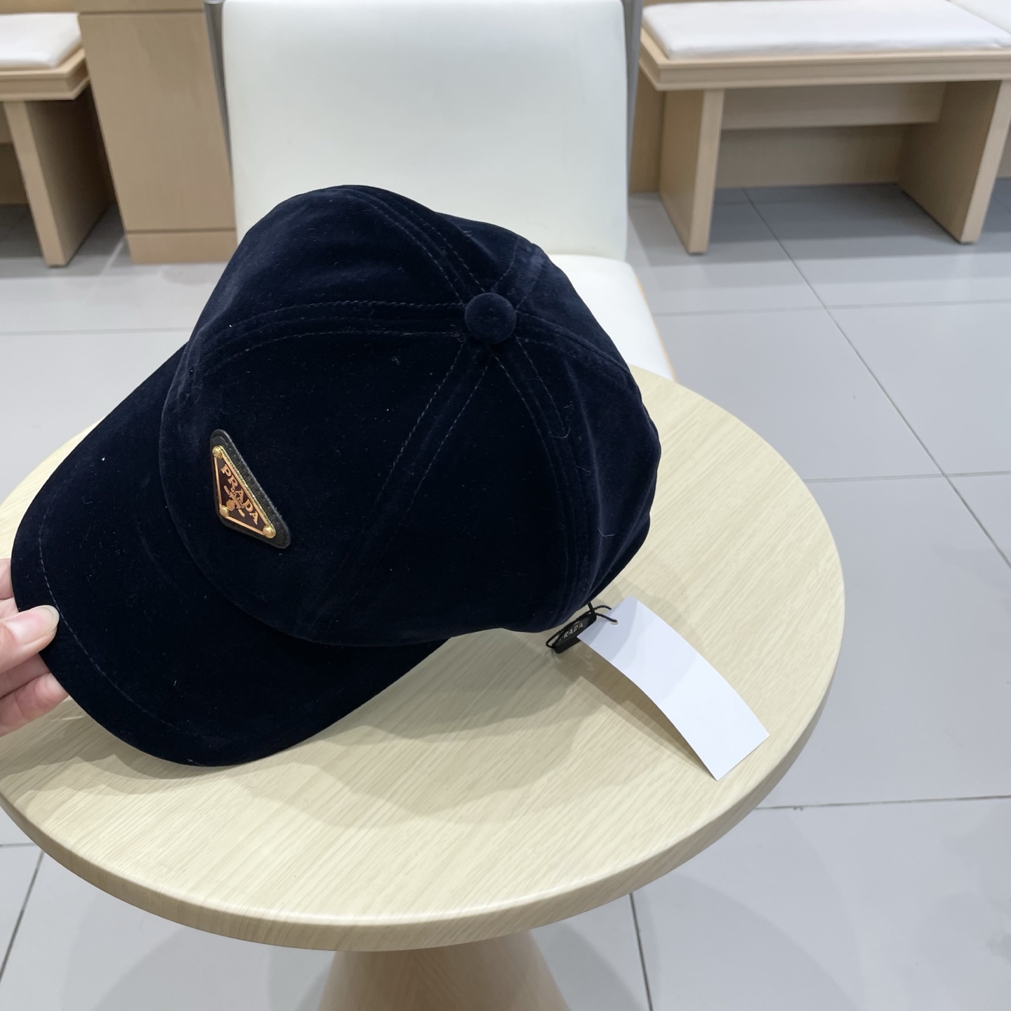 普拉达 三角标棒球帽设计感超强，让人耳目一新头型非常好，可以修饰各种头型，实力百搭款