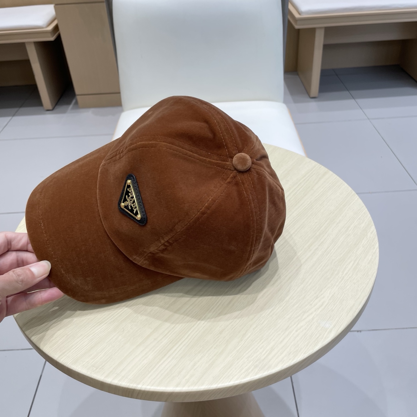 普拉达 三角标棒球帽设计感超强，让人耳目一新头型非常好，可以修饰各种头型，实力百搭款
