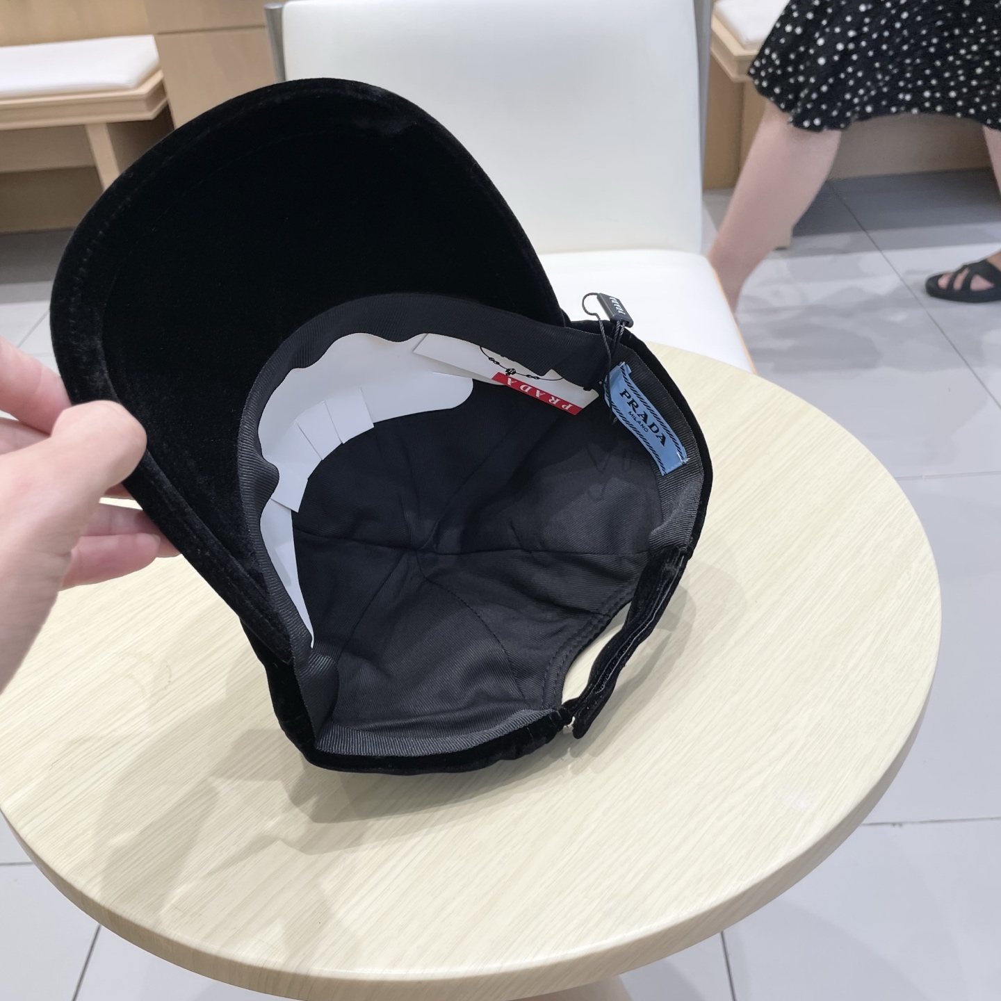 普拉达 三角标棒球帽设计感超强，让人耳目一新头型非常好，可以修饰各种头型，实力百搭款