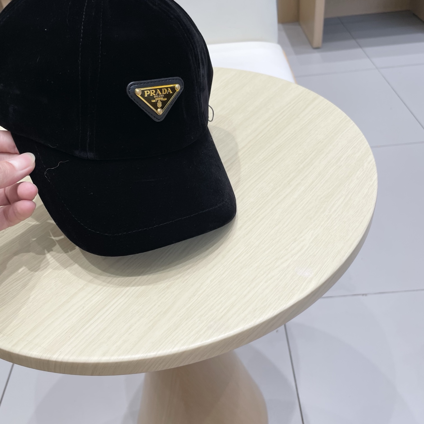 普拉达 三角标棒球帽设计感超强，让人耳目一新头型非常好，可以修饰各种头型，实力百搭款