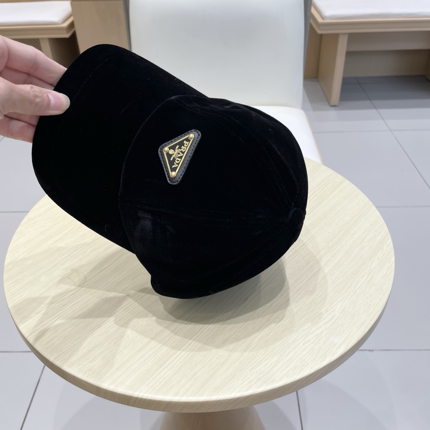 普拉达 三角标棒球帽设计感超强，让人耳目一新头型非常好，可以修饰各种头型，实力百搭款