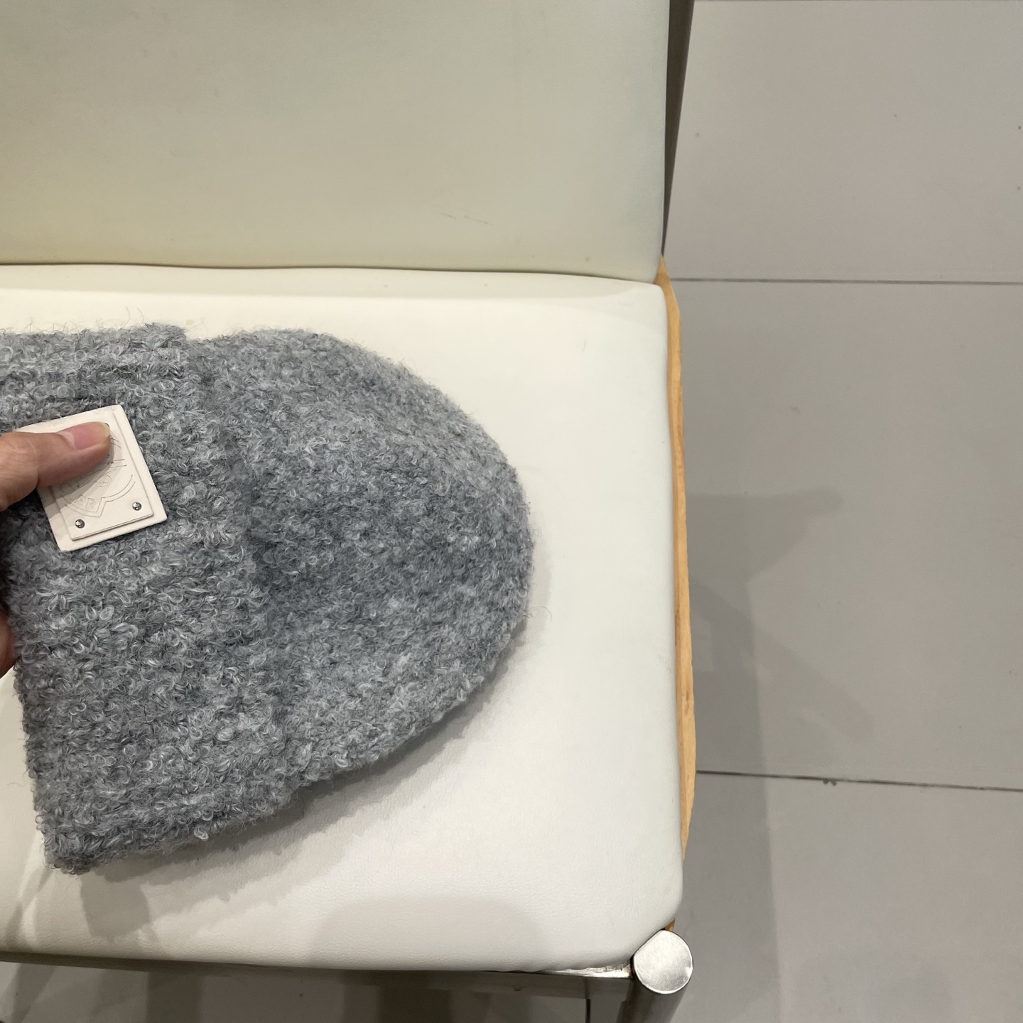 MONCLER蒙口🎩针织毛线帽，附带二维码，好品质高端大气，超柔软！超火爆💖质感很赞，出街超好搭配！时尚潮流！秋冬必备单