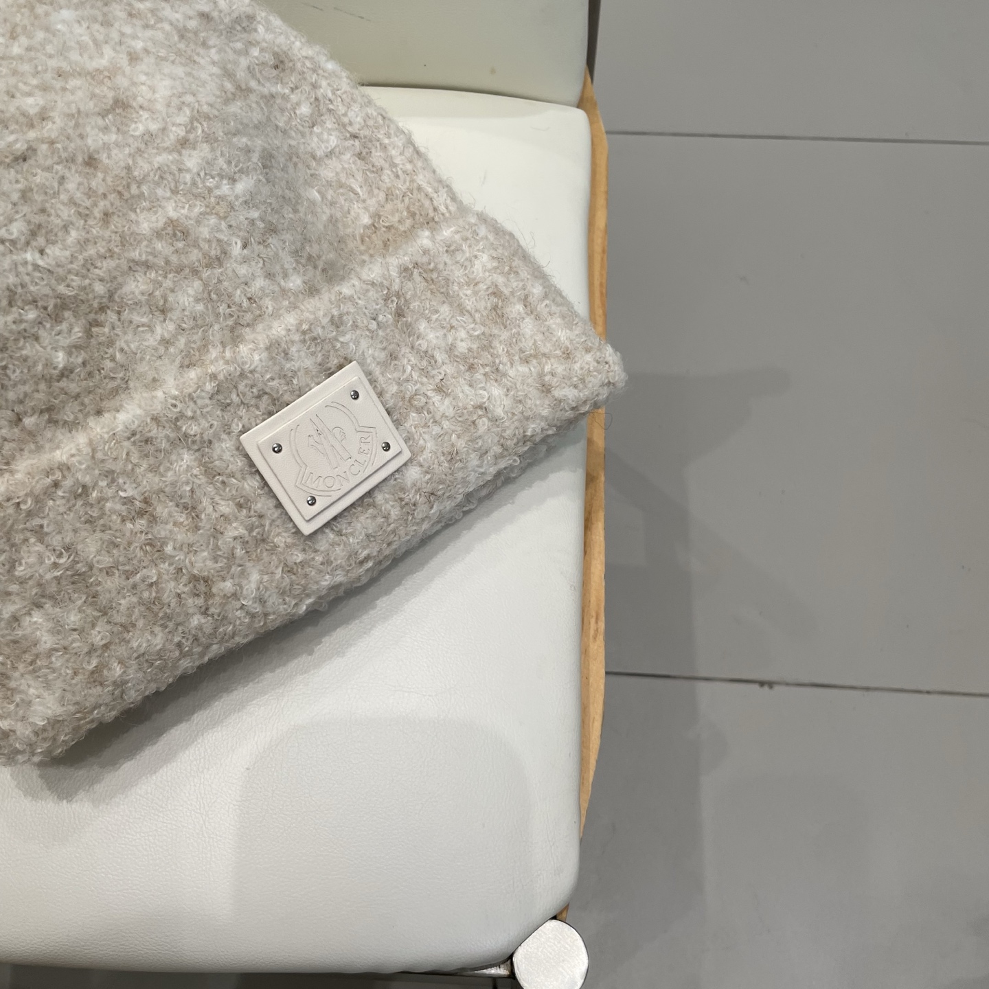 MONCLER蒙口🎩针织毛线帽，附带二维码，好品质高端大气，超柔软！超火爆💖质感很赞，出街超好搭配！时尚潮流！秋冬必备单
