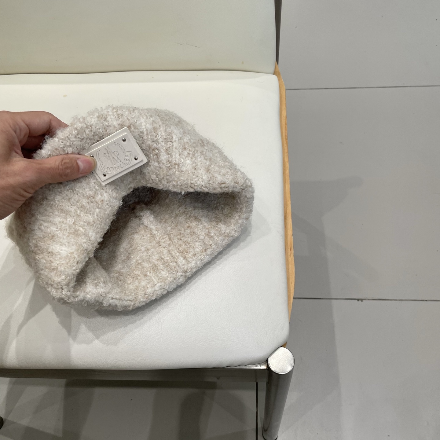 MONCLER蒙口🎩针织毛线帽，附带二维码，好品质高端大气，超柔软！超火爆💖质感很赞，出街超好搭配！时尚潮流！秋冬必备单