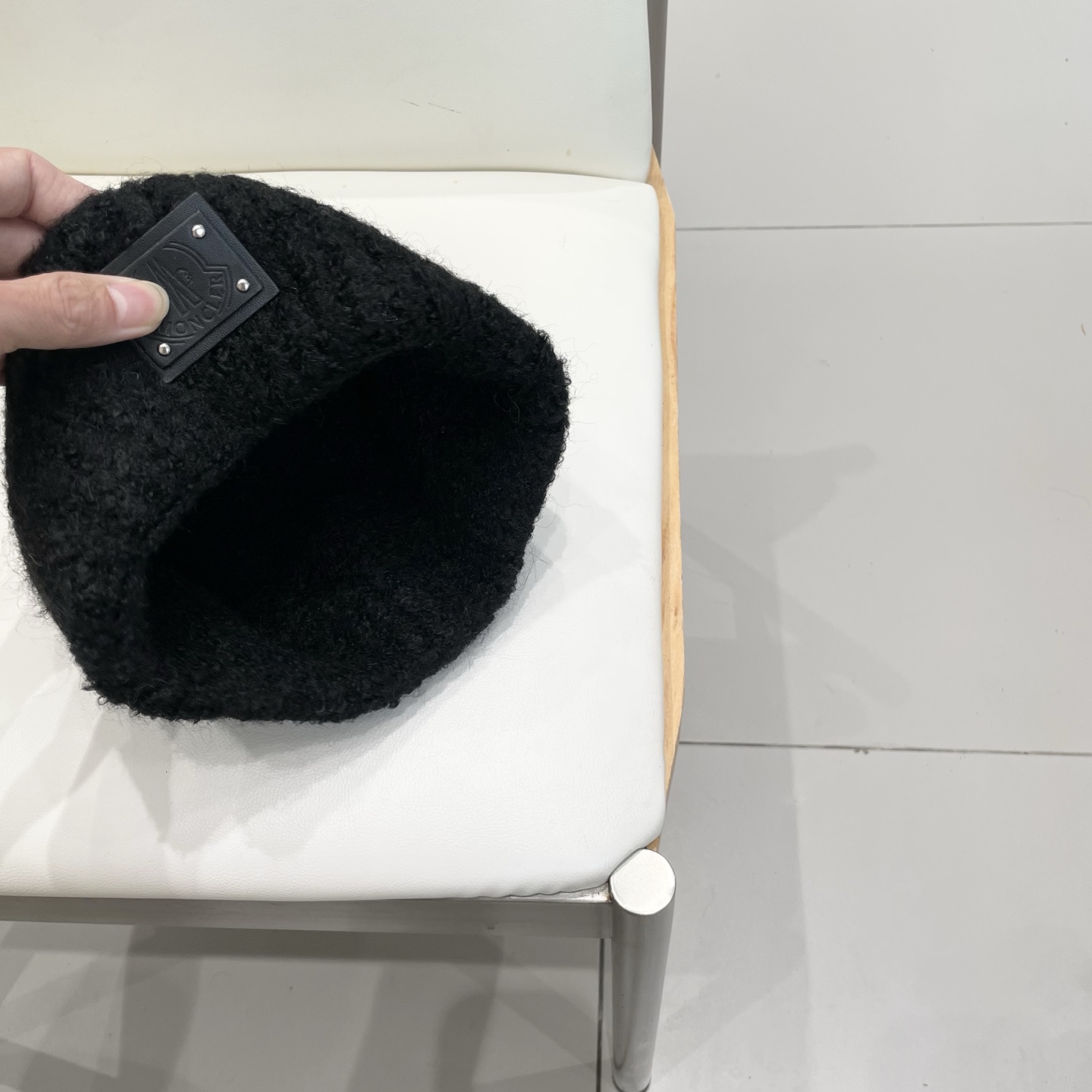 MONCLER蒙口🎩针织毛线帽，附带二维码，好品质高端大气，超柔软！超火爆💖质感很赞，出街超好搭配！时尚潮流！秋冬必备单