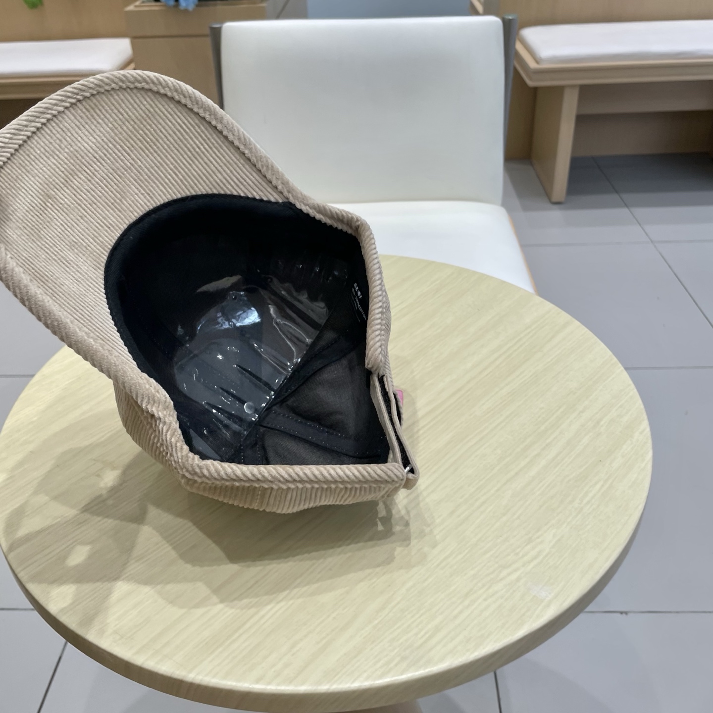 迪奥DIOR灯芯绒秋冬新款棒球帽秋季新品棒球帽！材质：灯芯绒。透气性好！颜色大气！款式新颖别致好搭配衣服