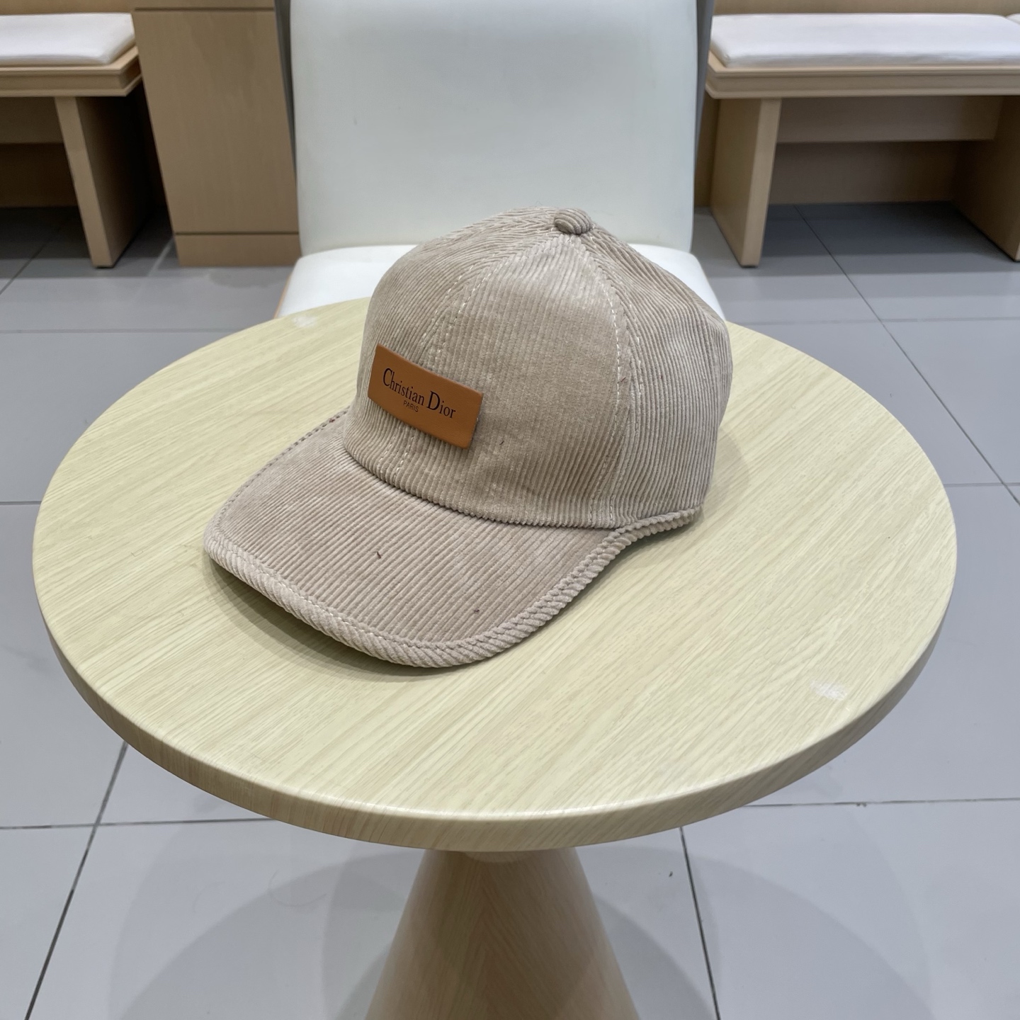 迪奥DIOR灯芯绒秋冬新款棒球帽秋季新品棒球帽！材质：灯芯绒。透气性好！颜色大气！款式新颖别致好搭配衣服