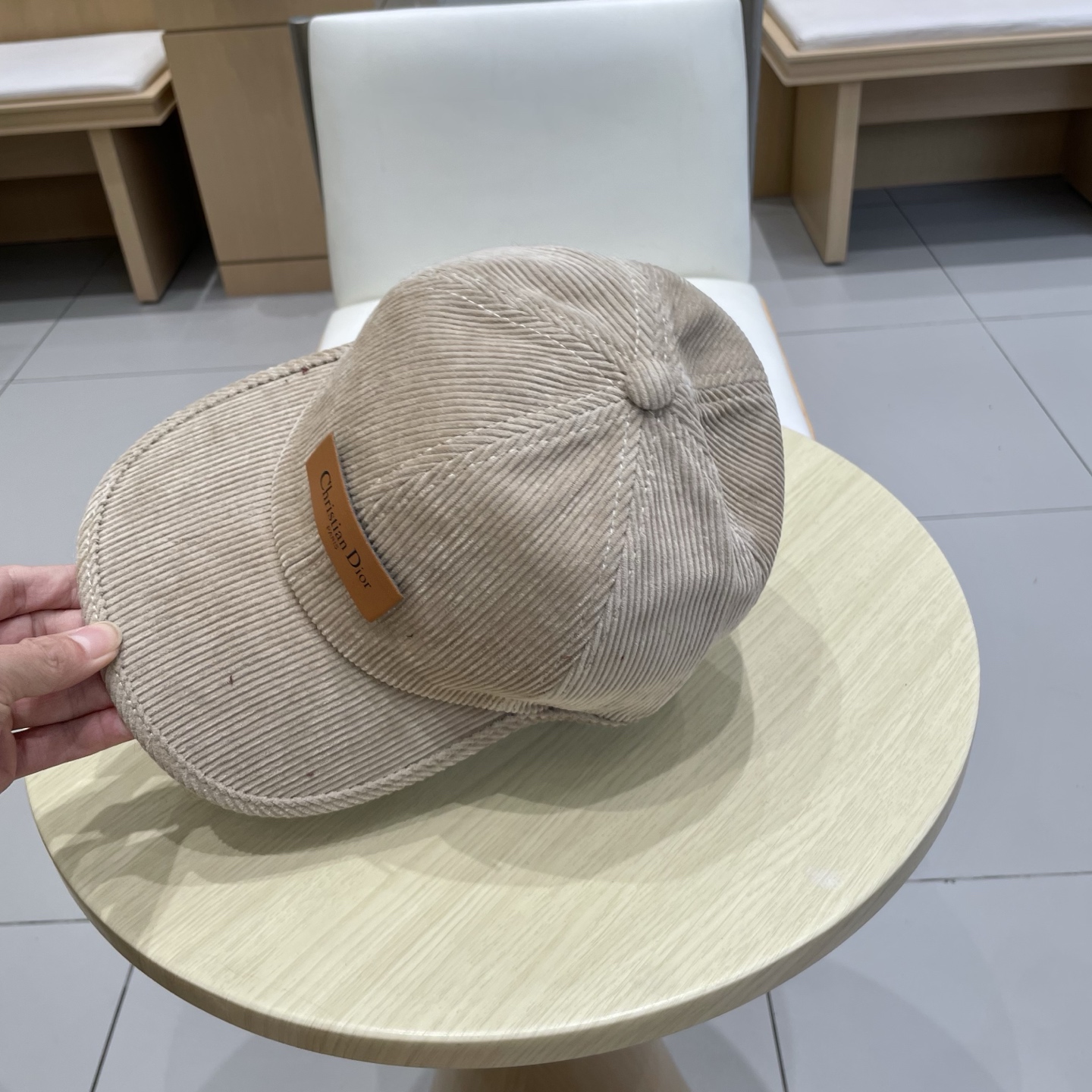 迪奥DIOR灯芯绒秋冬新款棒球帽秋季新品棒球帽！材质：灯芯绒。透气性好！颜色大气！款式新颖别致好搭配衣服