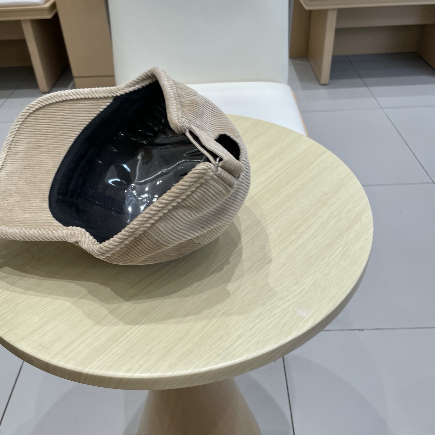 迪奥DIOR灯芯绒秋冬新款棒球帽秋季新品棒球帽！材质：灯芯绒。透气性好！颜色大气！款式新颖别致好搭配衣服