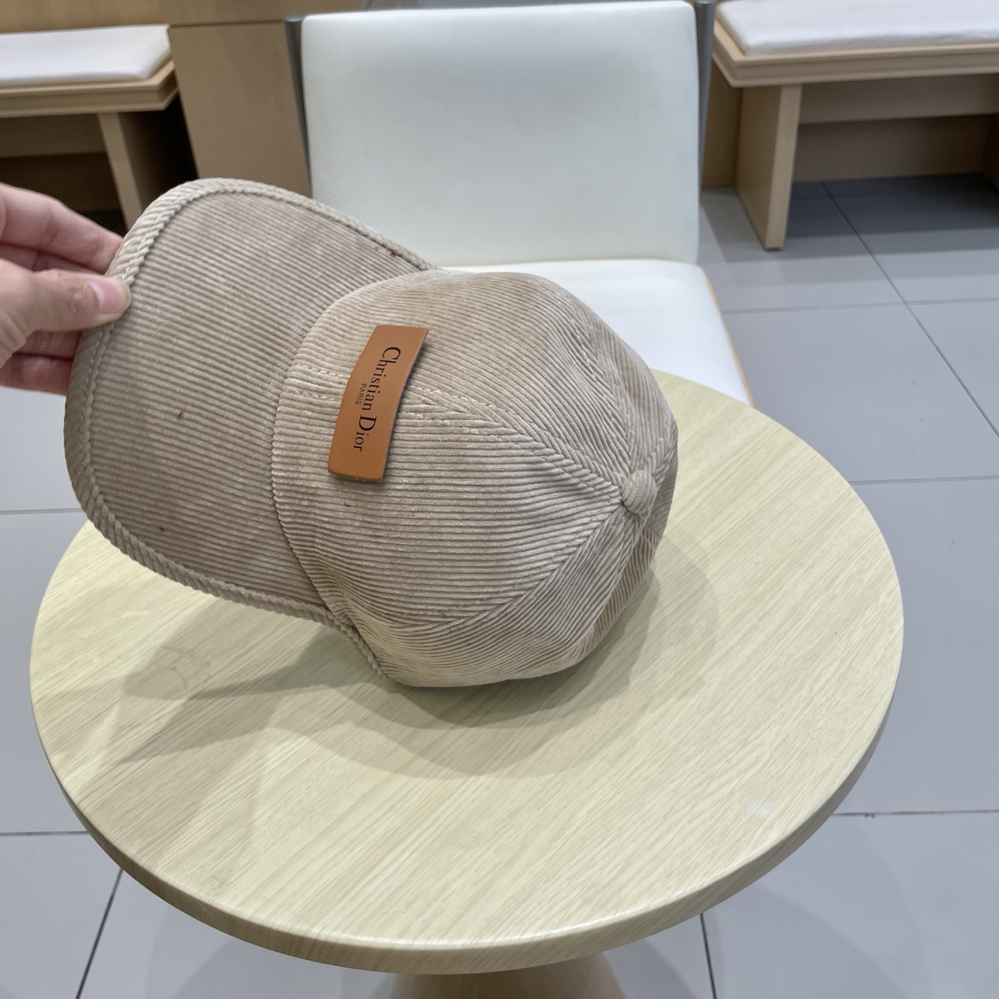 迪奥DIOR灯芯绒秋冬新款棒球帽秋季新品棒球帽！材质：灯芯绒。透气性好！颜色大气！款式新颖别致好搭配衣服