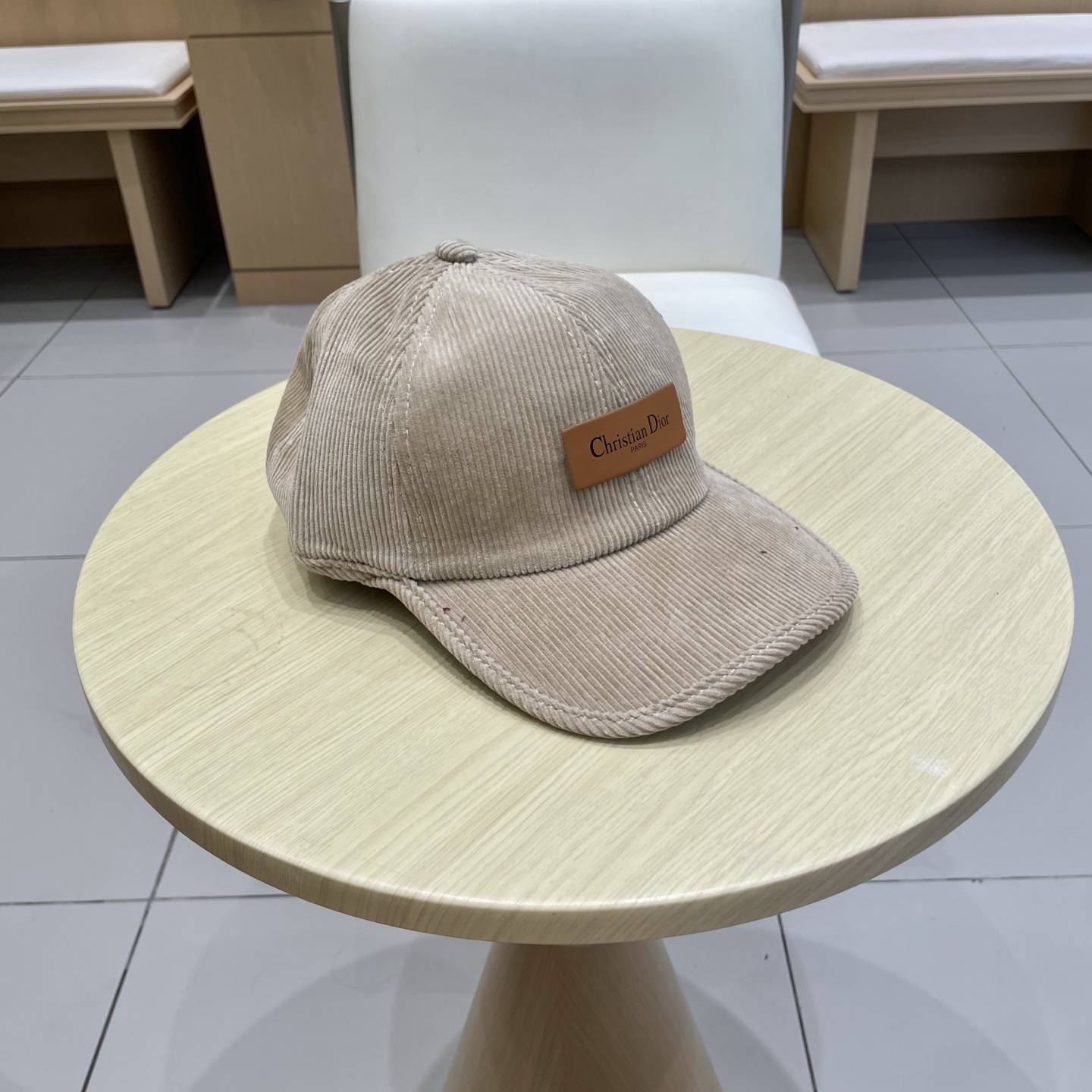 迪奥DIOR灯芯绒秋冬新款棒球帽秋季新品棒球帽！材质：灯芯绒。透气性好！颜色大气！款式新颖别致好搭配衣服